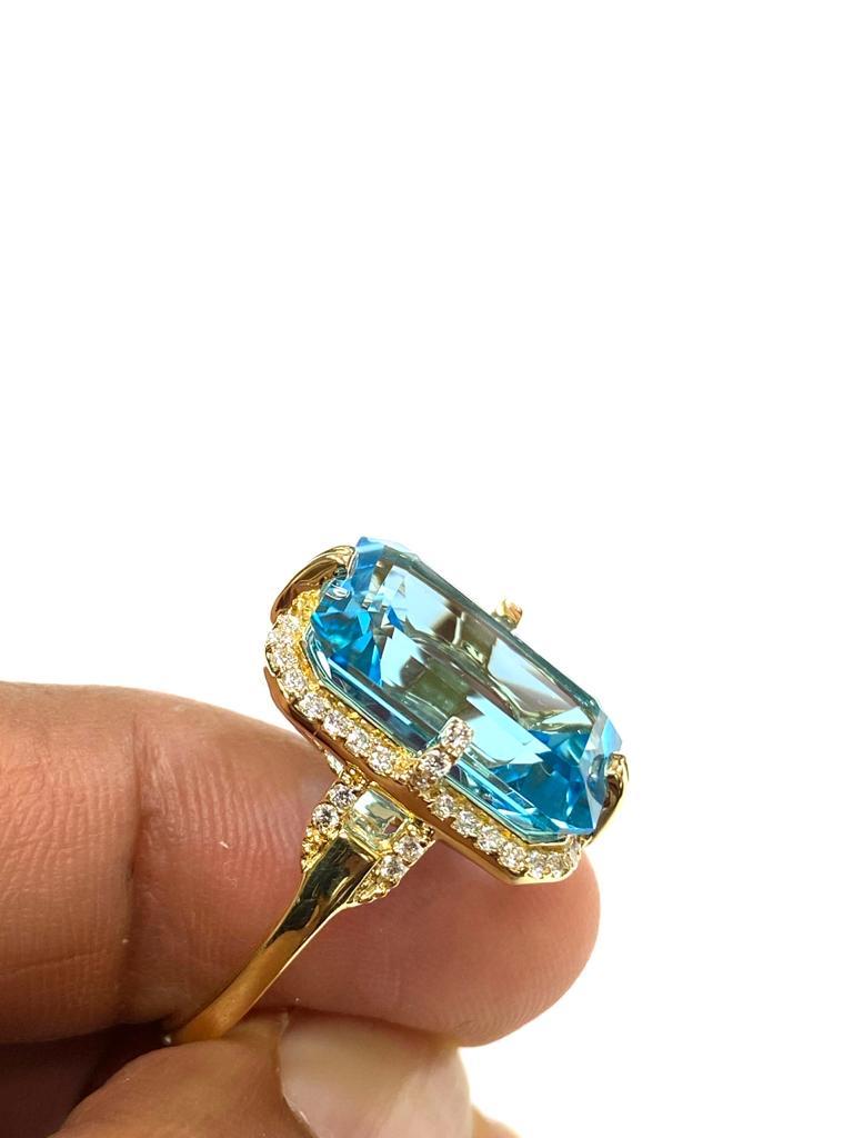 shwara (laque à papier)  Bague en topaze bleue taille émeraude et diamants en vente 1