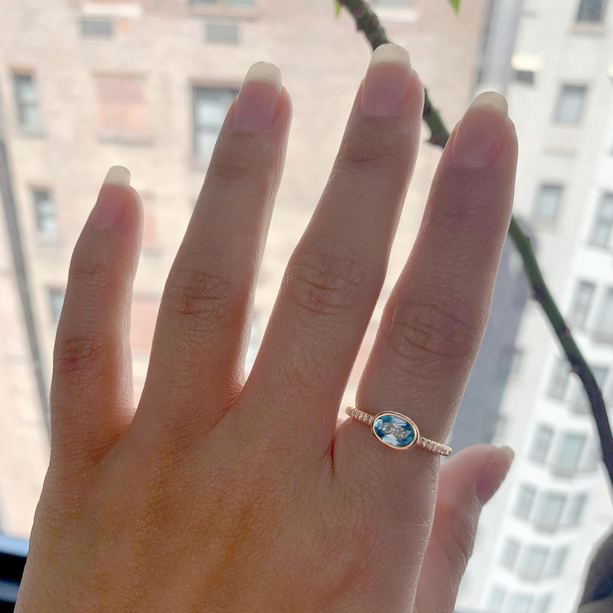 in vendita:  Anello ovale sfaccettato di topazio blu con diamante in oro giallo 18 carati 4