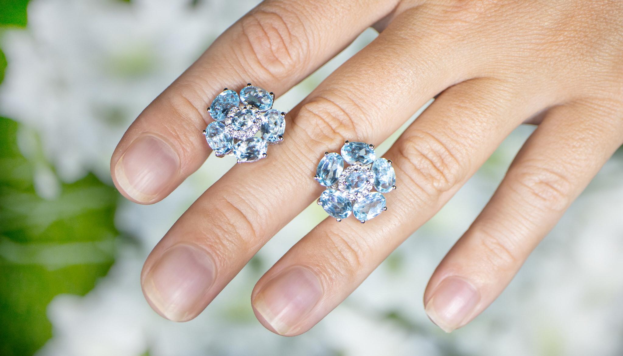 Contemporain Boucles d'oreilles en argent plaqué or blanc 18 carats avec topaze bleue et topaze blanche 10,5 carats en vente