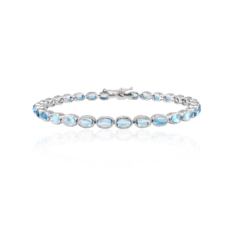 Magnifique bracelet de tennis en topaze bleue, conçu avec amour, incluant des pierres précieuses de luxe triées sur le volet pour chaque pièce de créateur. Cette pièce d'une facture exquise attire tous les regards. Incrusté de pierres précieuses