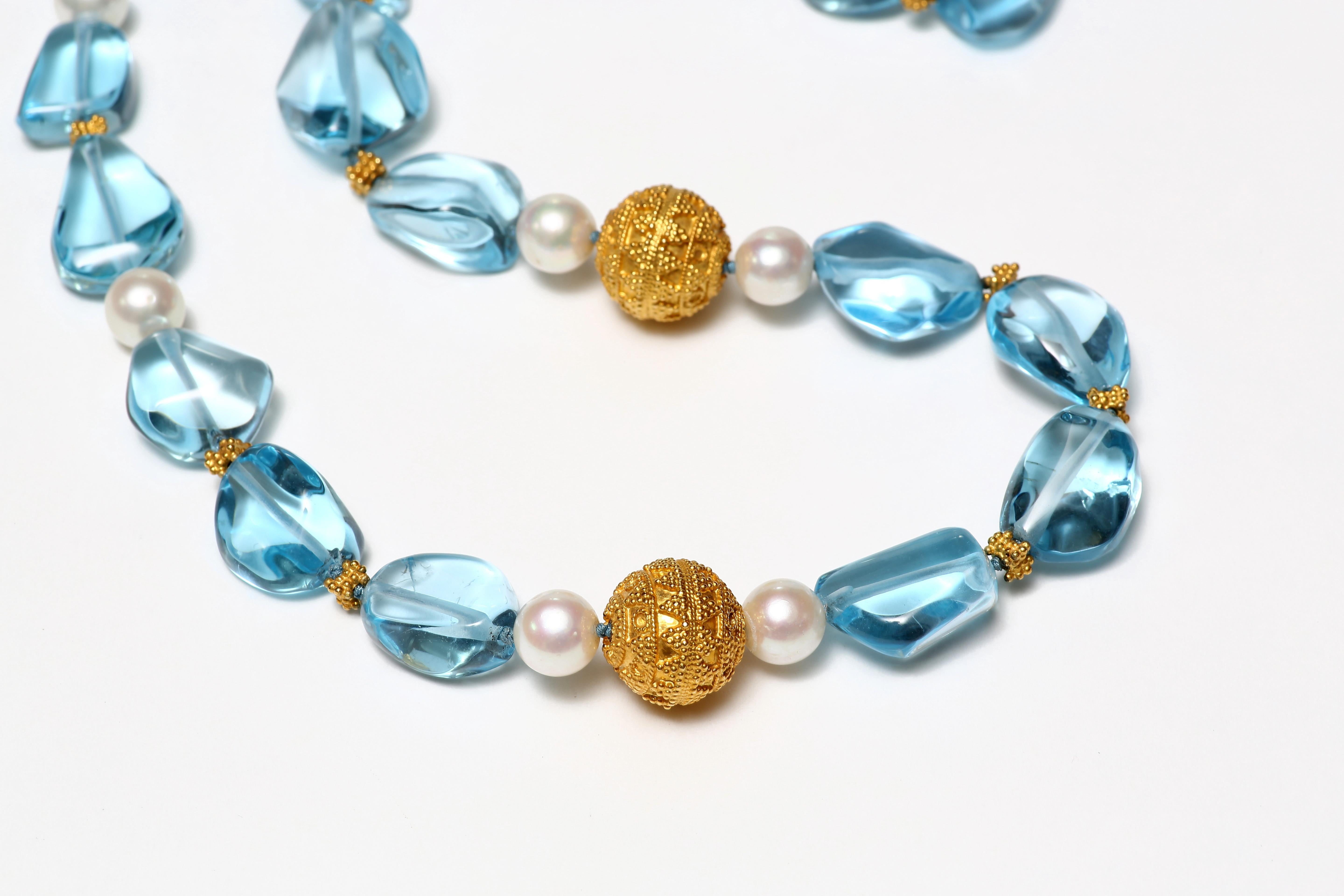 Contemporain Collier en topaze bleue, perles d'or et perles d'eau douce en vente