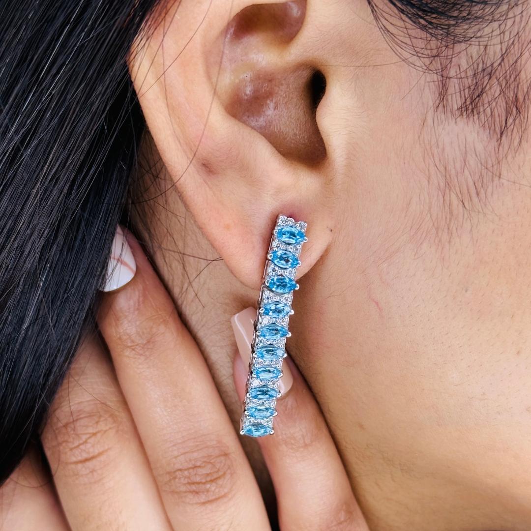 Orecchini lunghi a penzoloni in argento sterling con Topazio Blu, per fare un figurone con il tuo look. Gli orecchini a perno ti serviranno per dare un tocco di classe al tuo look. Questi orecchini creano un look scintillante e lussuoso con un