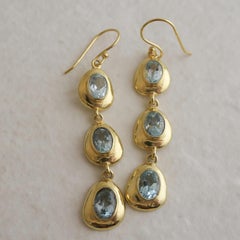 Pendientes largos de topacio azul