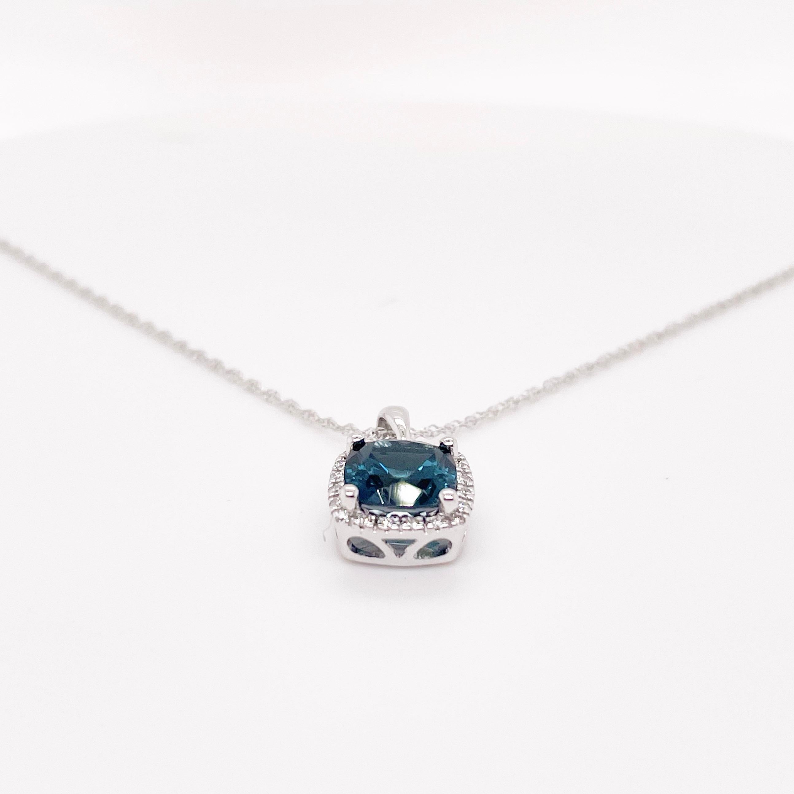 Contemporain Collier de topaze bleue et halo de diamants en or blanc 14 carats, pierres précieuses de topaze bleu nuit en vente