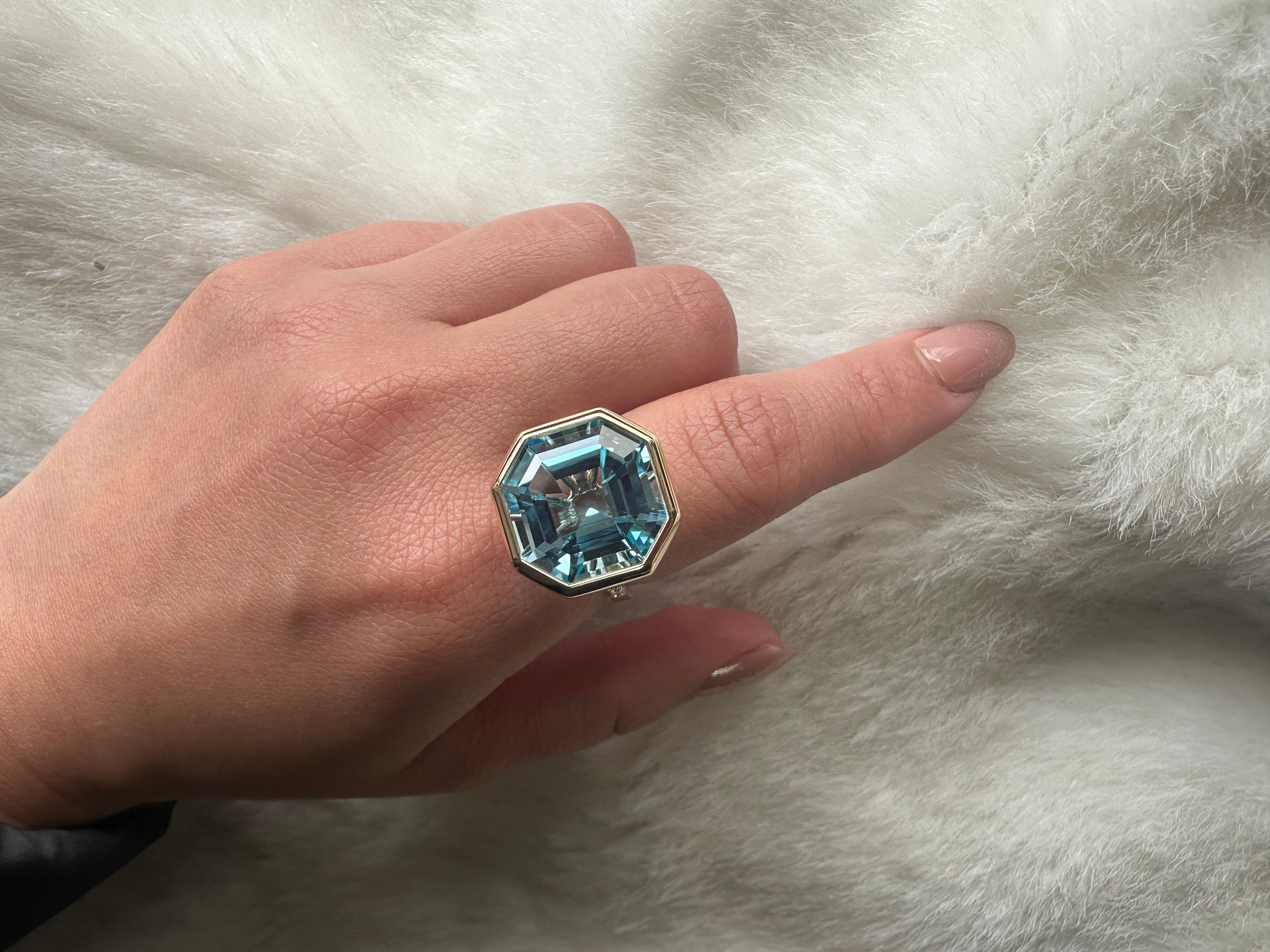 En vente :  Bague octogonale en or jaune 18 carats avec topaze bleue et diamants 2