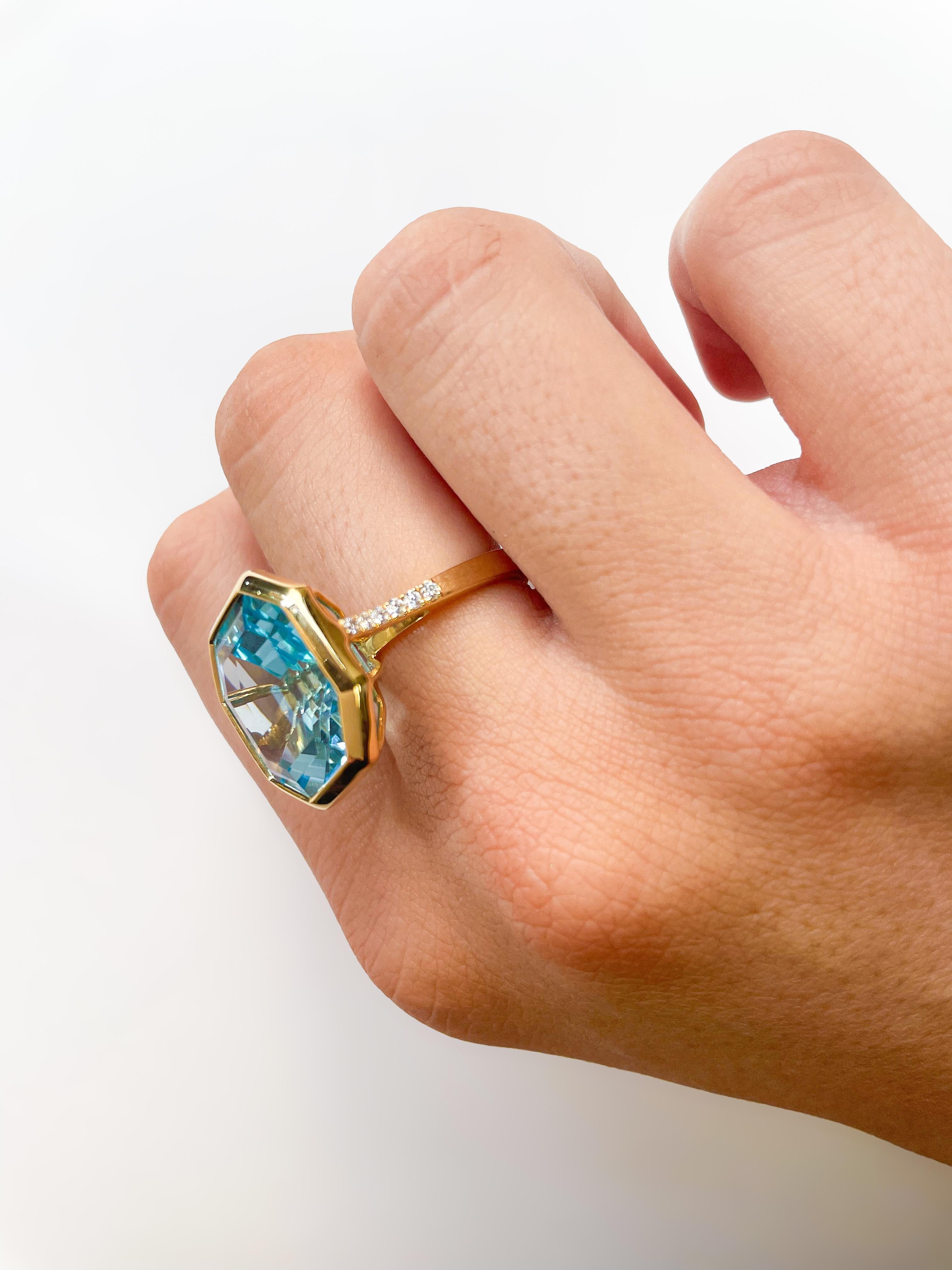 En vente :  Bague octogonale en or jaune 18 carats avec topaze bleue et diamants 4