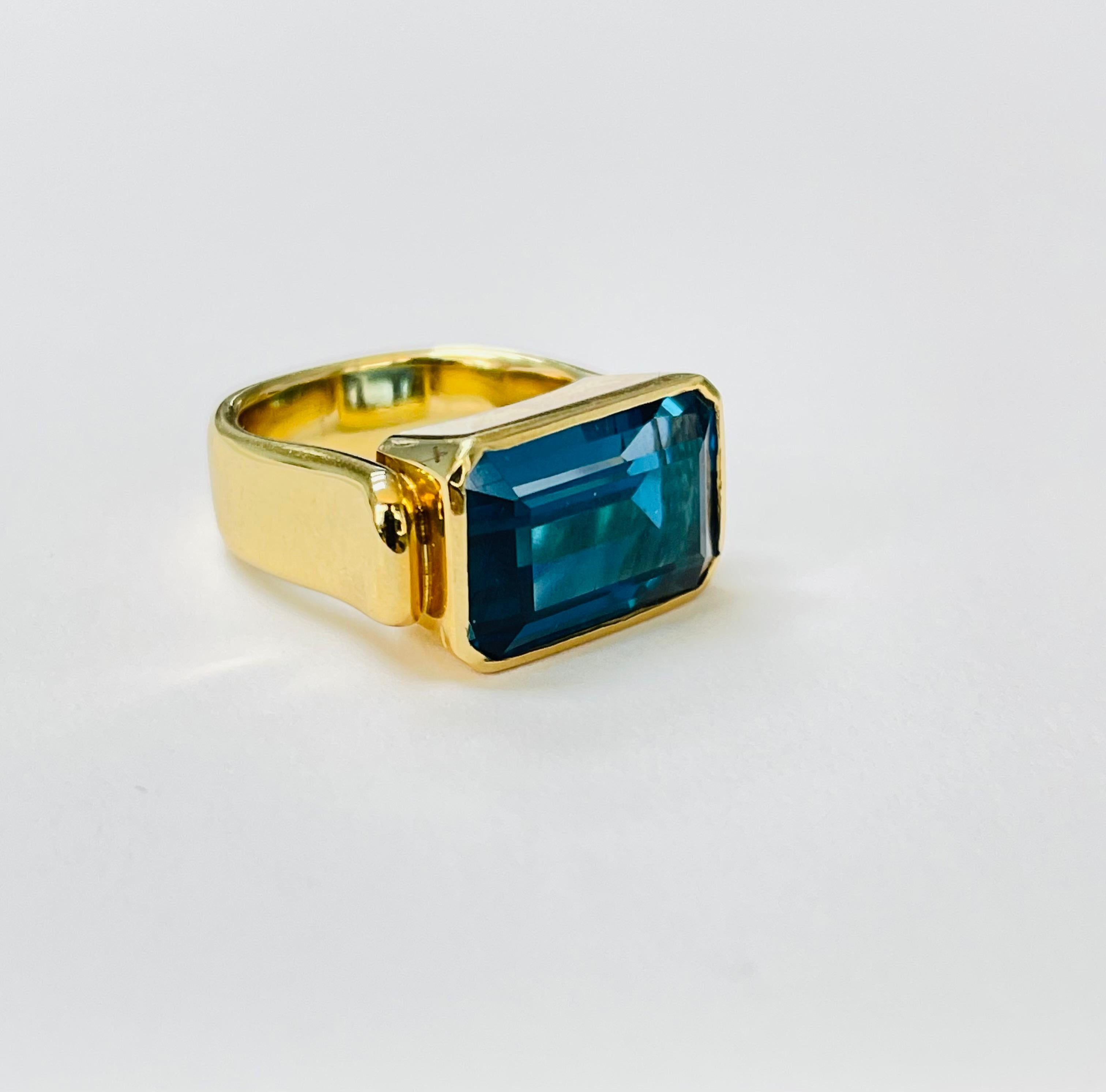 Splendido anello con topazio blu in giallo 18 carati. 

I dettagli sono i seguenti: 

Peso del topazio blu: 15 carati 
Peso dell'oro: 20,5 grammi 
Forma: ottagonale 
Taglio: taglio a gradini 
Misure: 16,60x10,80x7,20mm 


