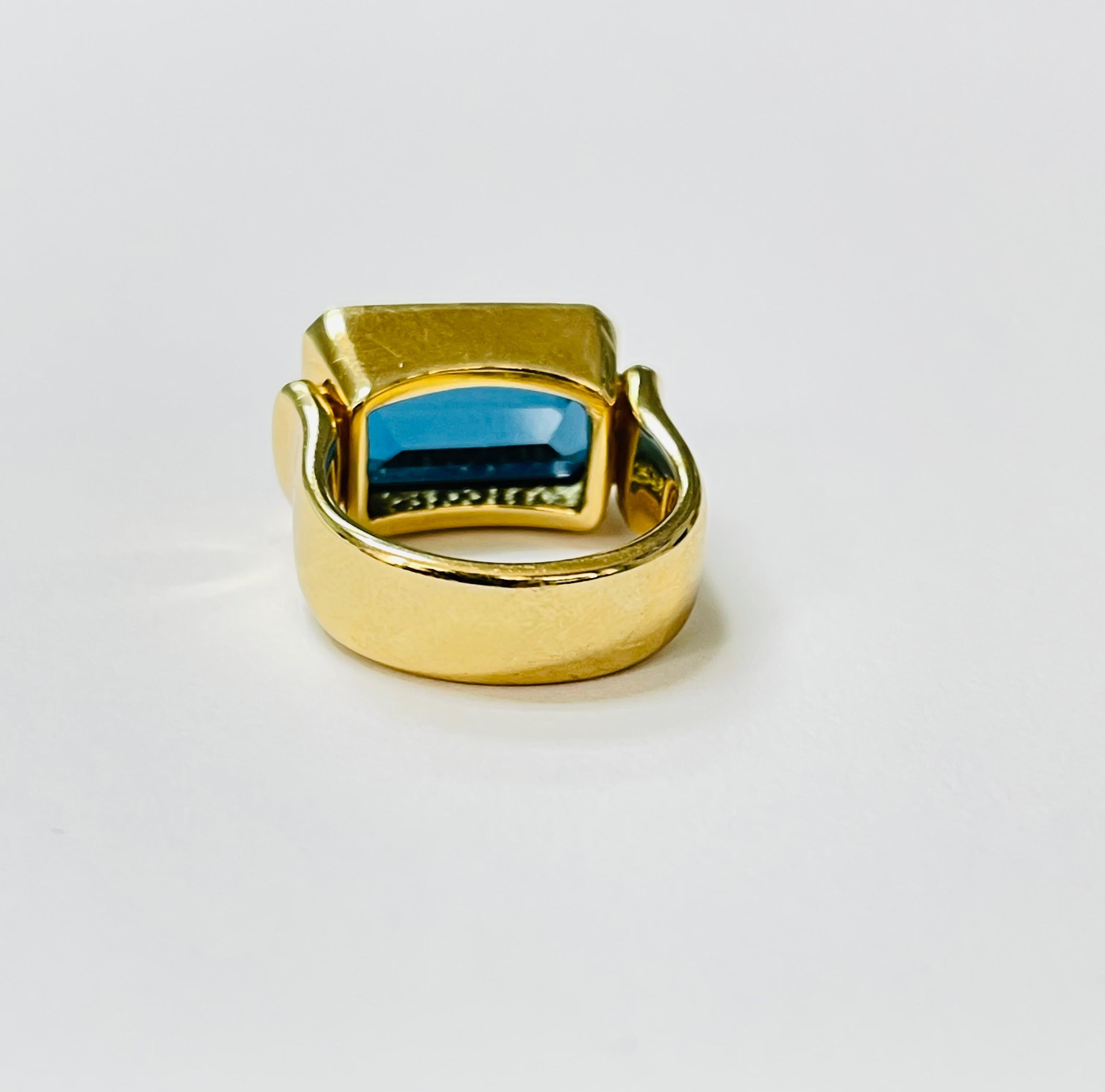 Taille octogone Bague octogonale en or jaune 18 carats avec topaze bleue. Certifié par le GIA. en vente