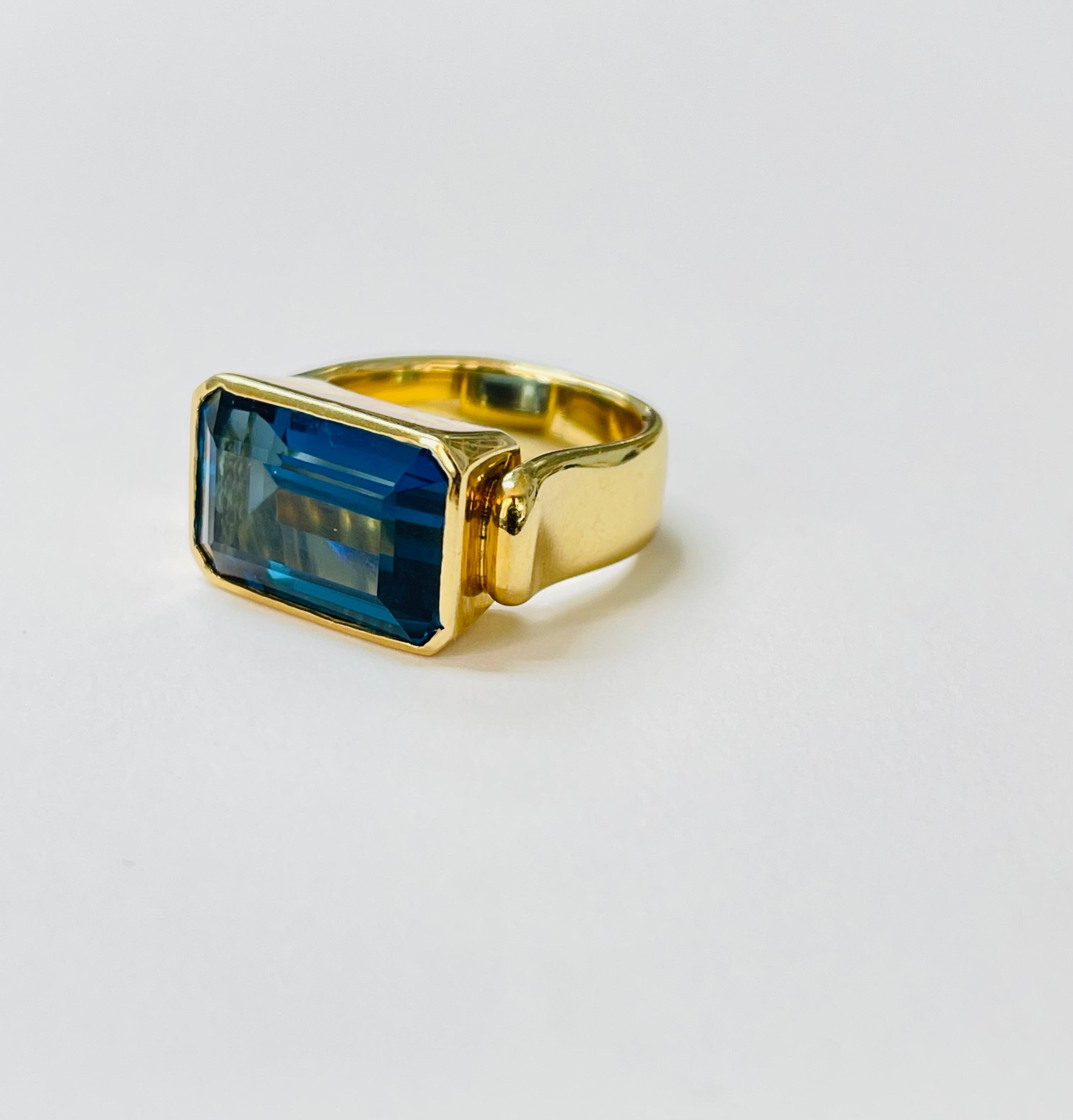 Anello ottagonale di topazio blu in oro giallo 18 carati. Certificato GIA. In condizioni ottime in vendita a New York, NY
