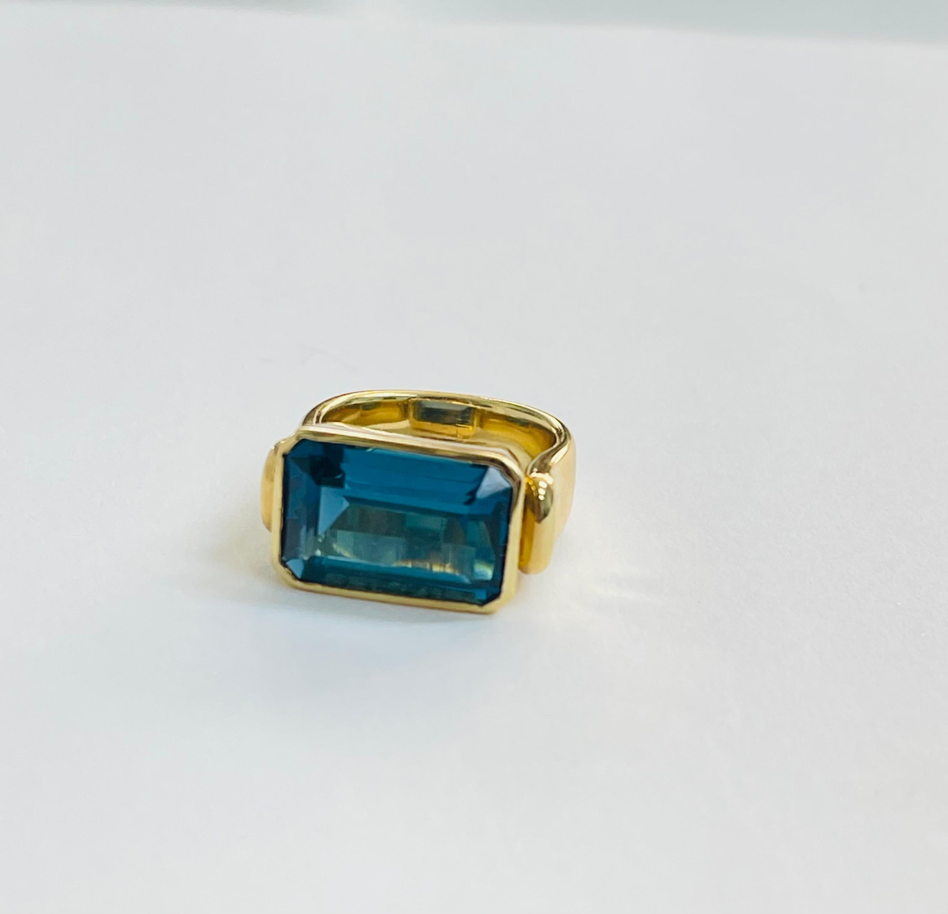 Bague octogonale en or jaune 18 carats avec topaze bleue. Certifié par le GIA. Unisexe en vente
