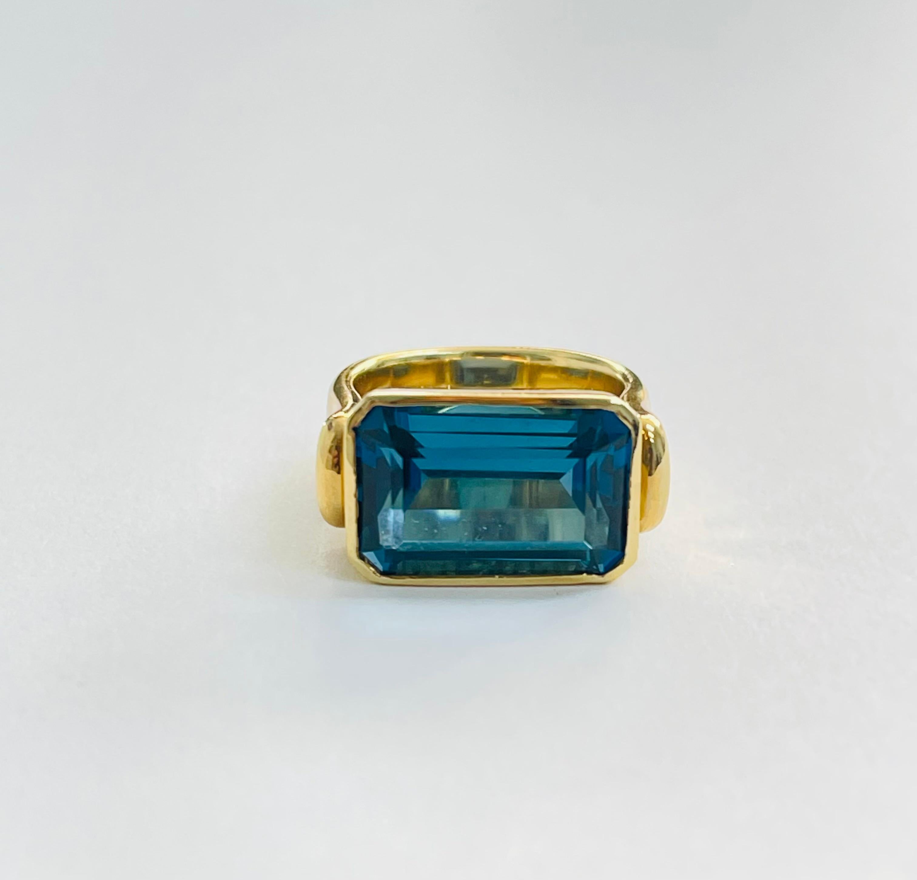 Bague octogonale en or jaune 18 carats avec topaze bleue. Certifié par le GIA. en vente 1