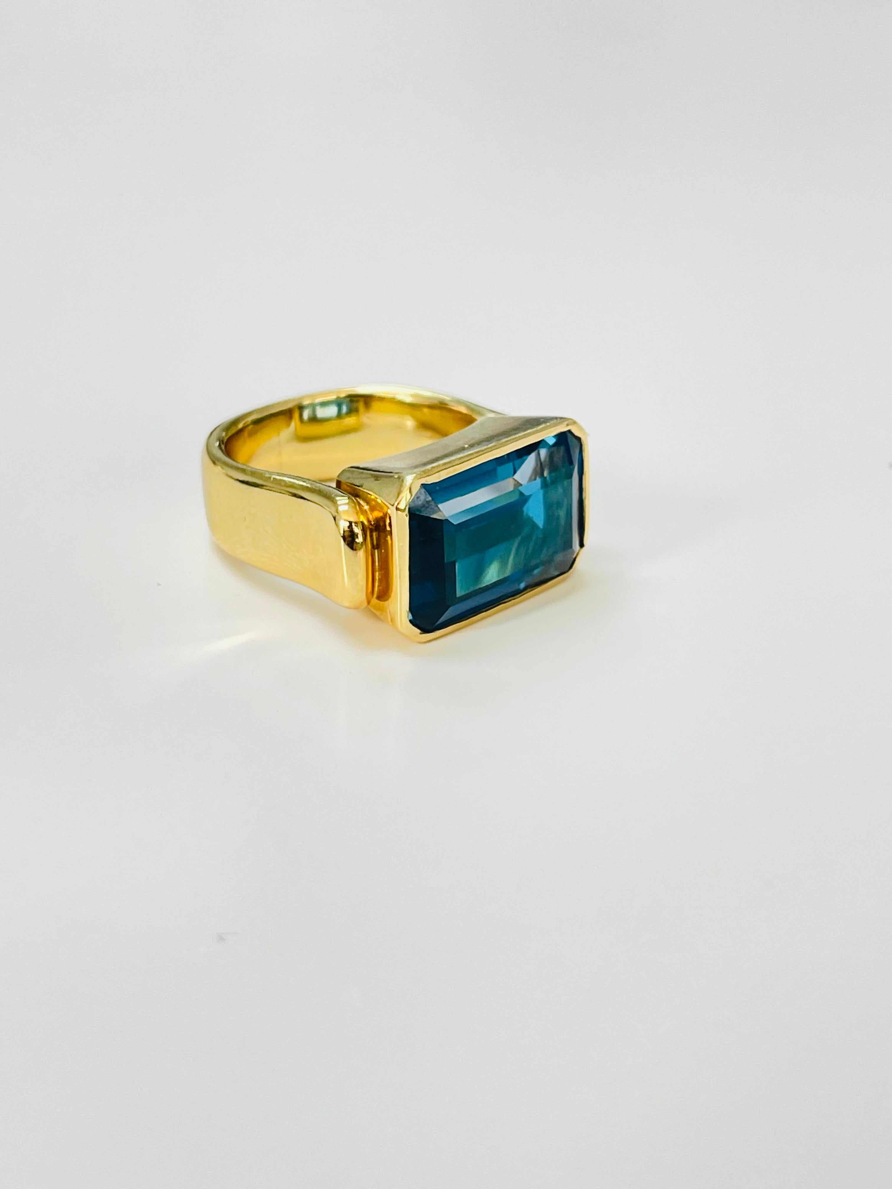 Bague octogonale en or jaune 18 carats avec topaze bleue. Certifié par le GIA. en vente 3
