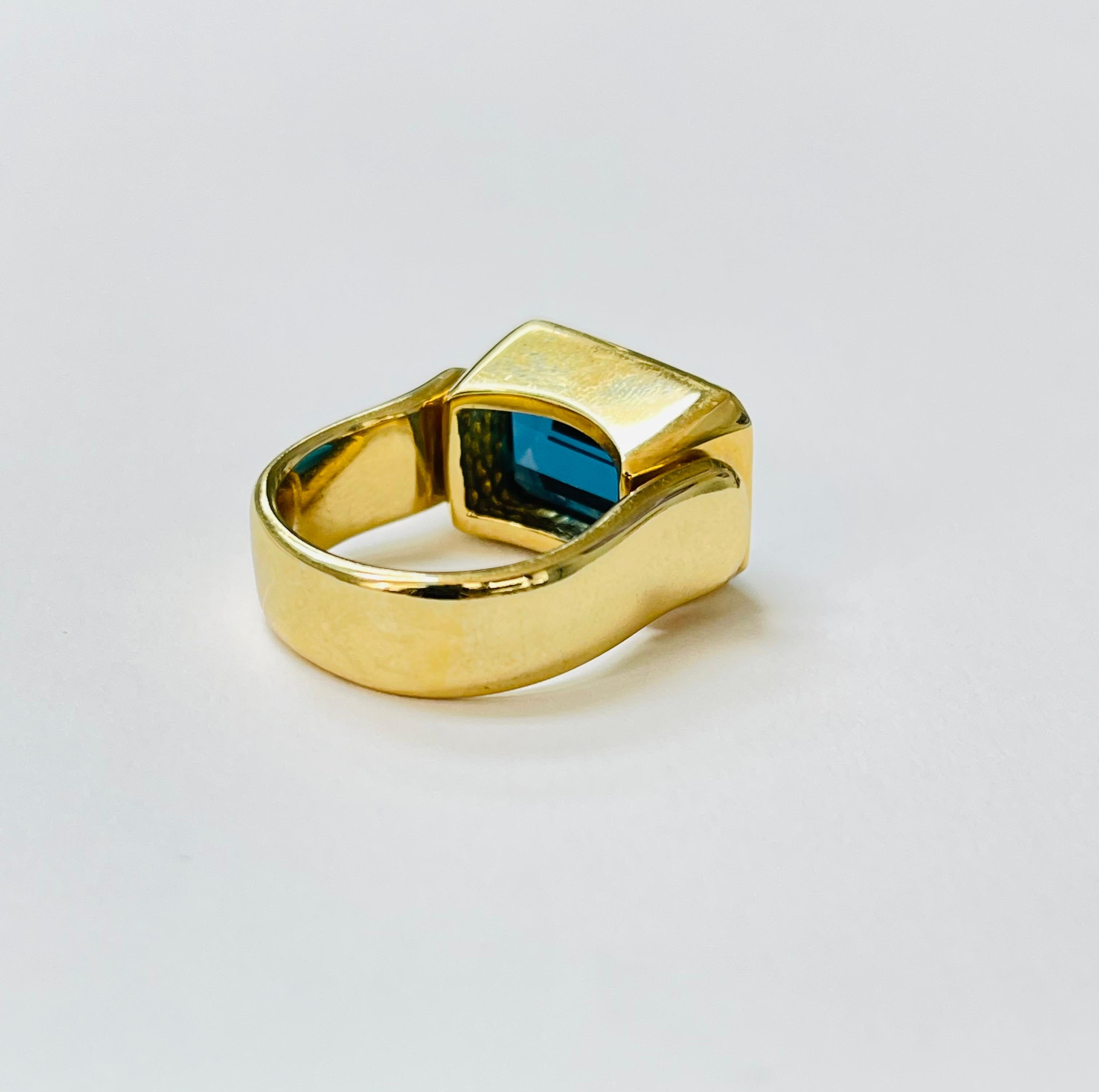 Anello ottagonale di topazio blu in oro giallo 18 carati. Certificato GIA. in vendita 4