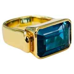 Anello ottagonale di topazio blu in oro giallo 18 carati. Certificato GIA.