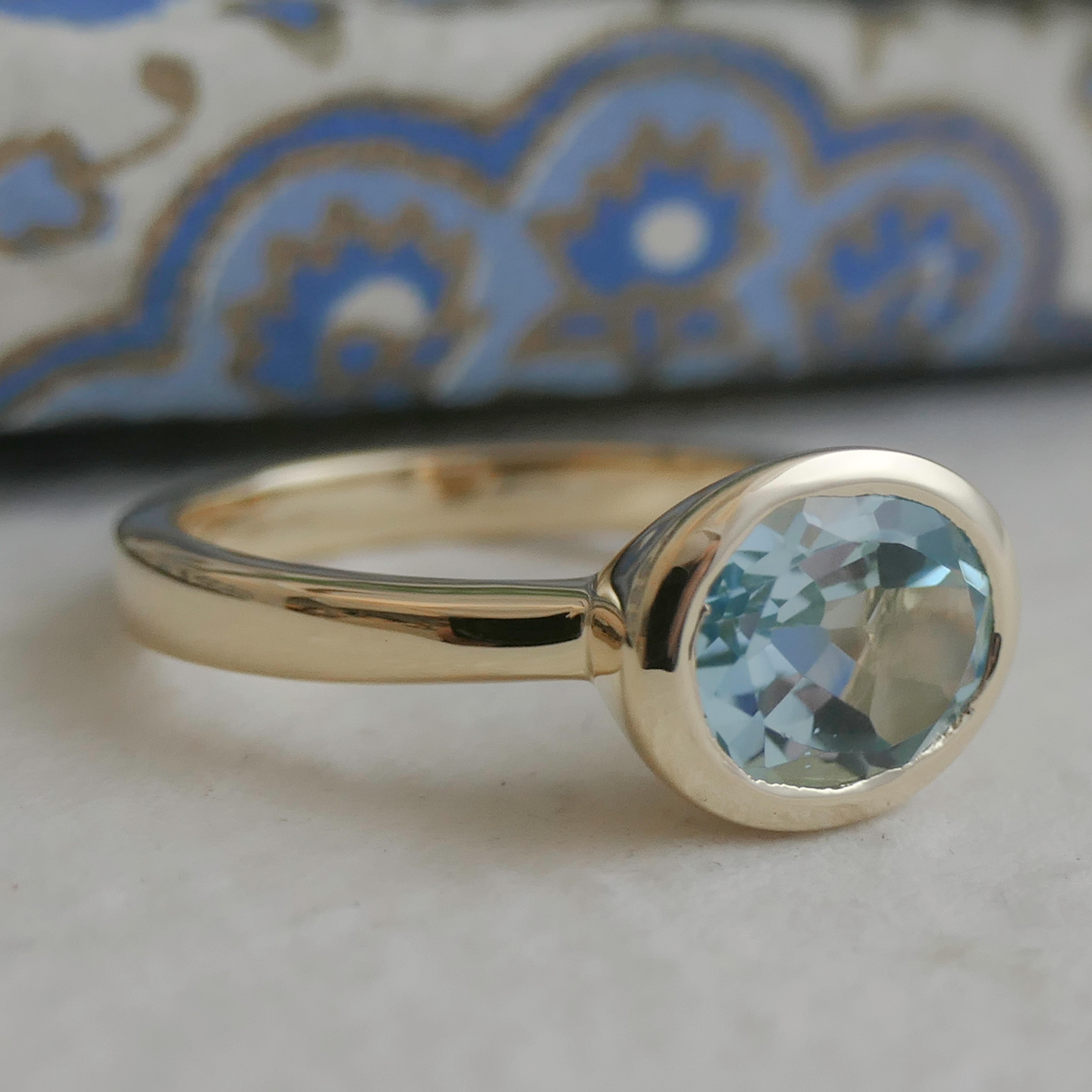 Taglio ovale Anello ovale di topazio blu in argento placcato in oro in vendita