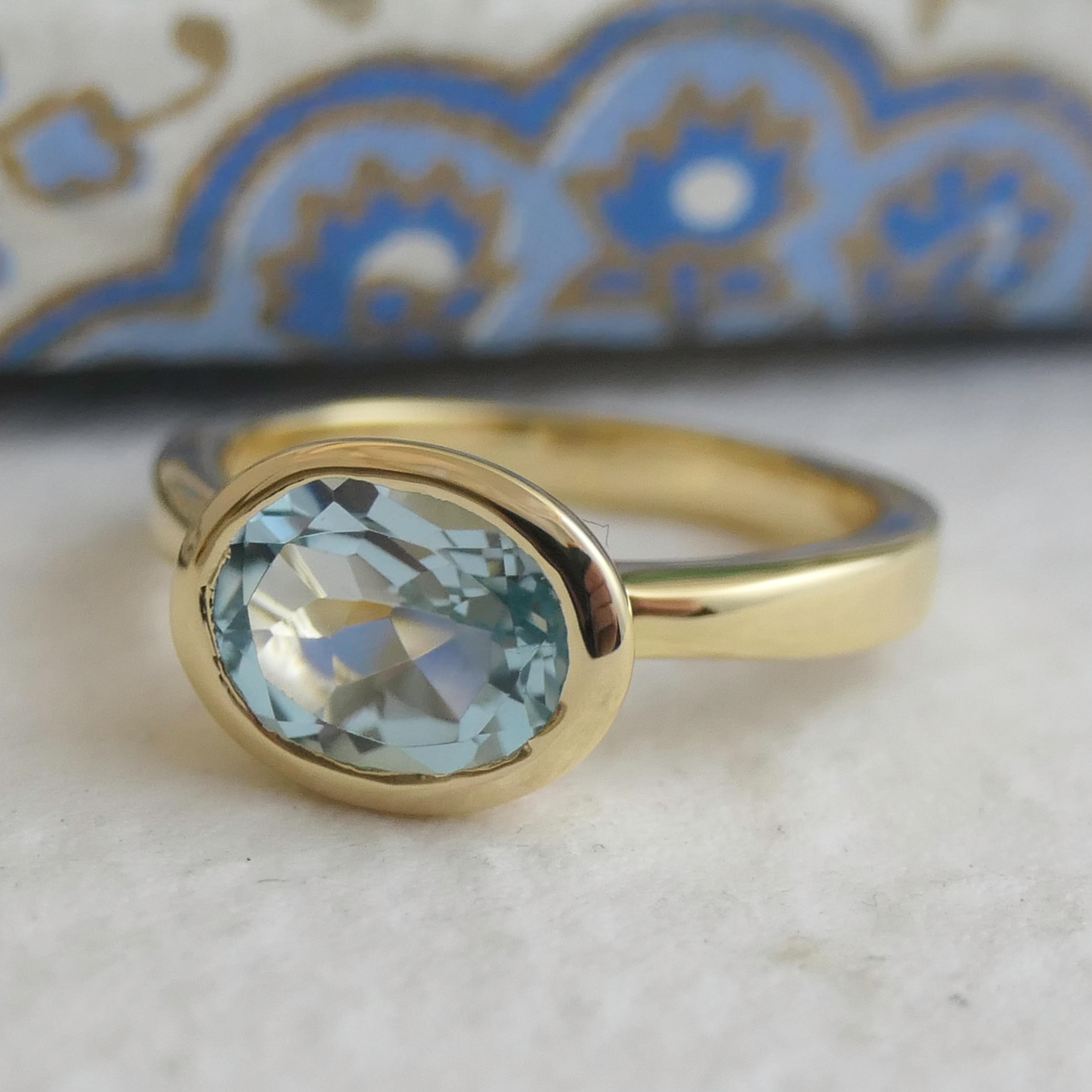 Anello ovale di topazio blu in argento placcato in oro In condizioni Nuovo in vendita a Oslo, 03