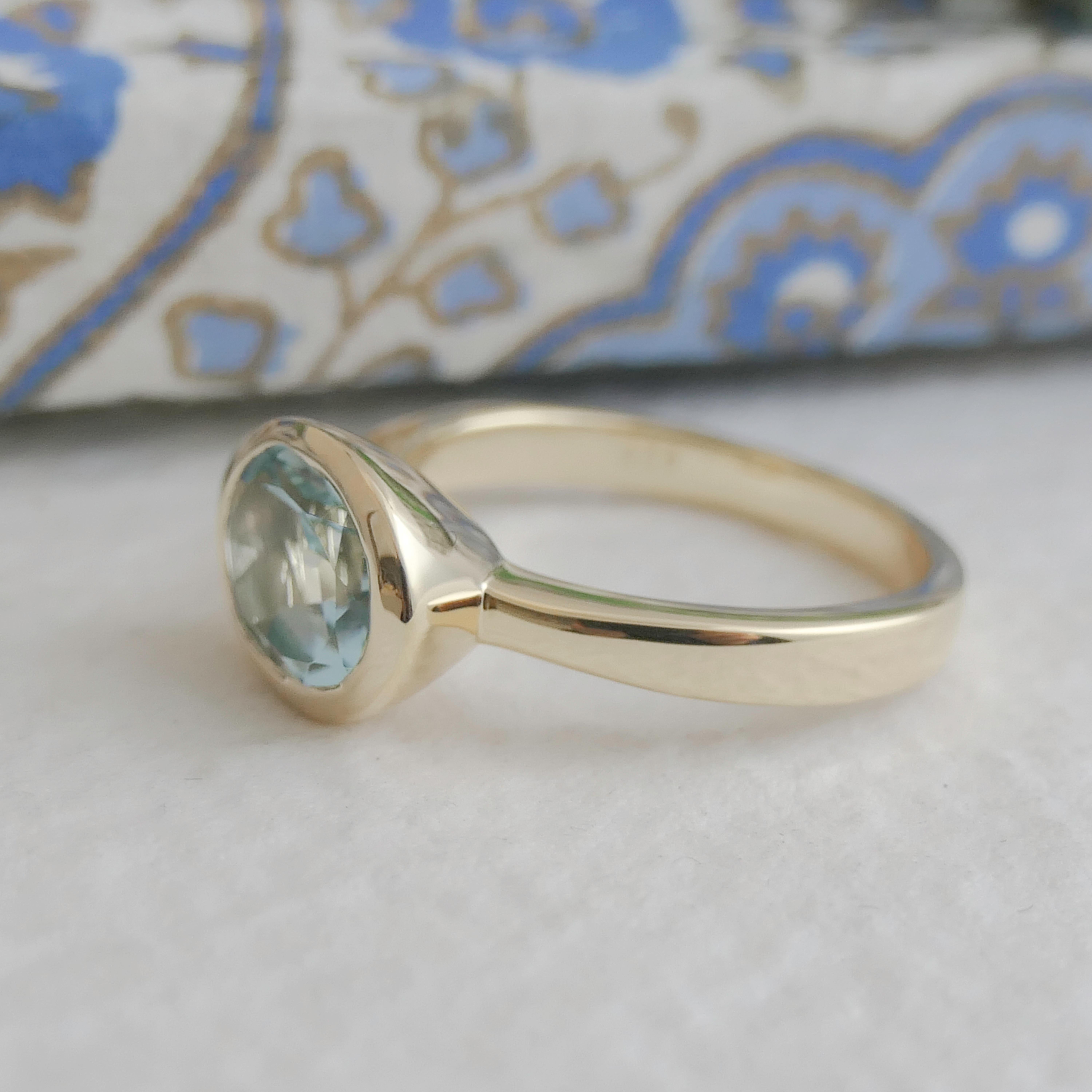 Anello ovale di topazio blu in argento placcato in oro in vendita 1