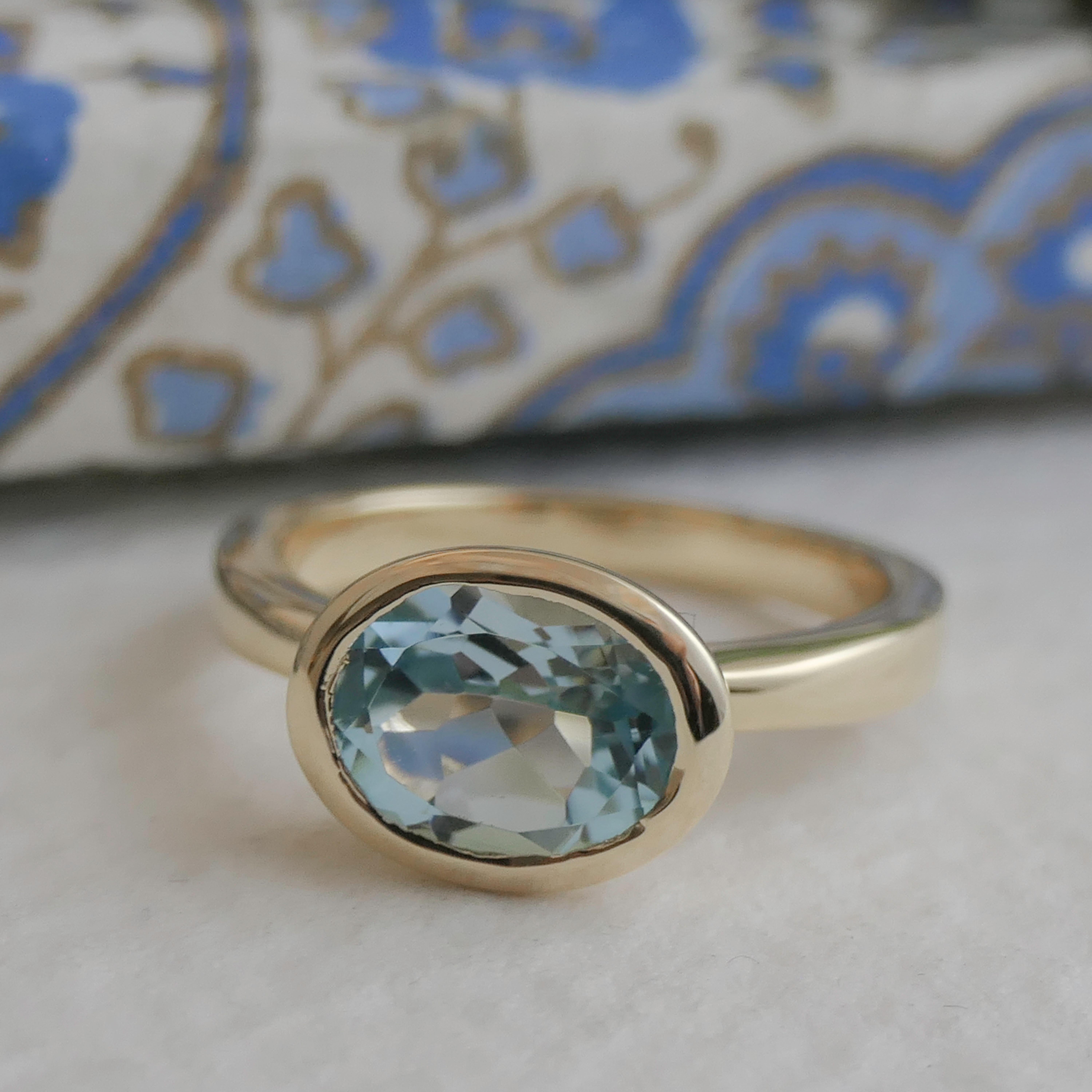 Anello ovale di topazio blu in argento placcato in oro in vendita 2
