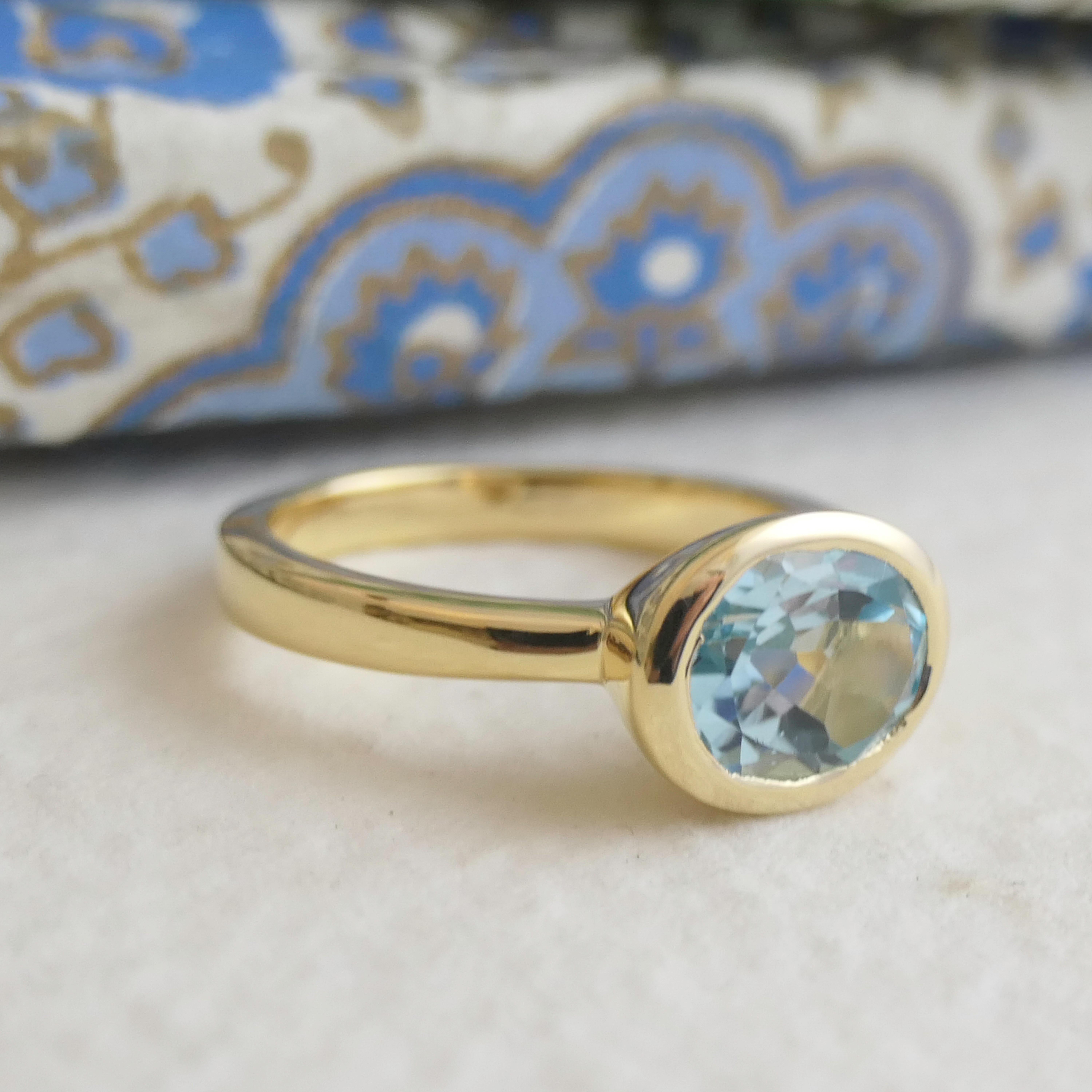 Anello ovale di topazio blu in argento placcato in oro in vendita 3
