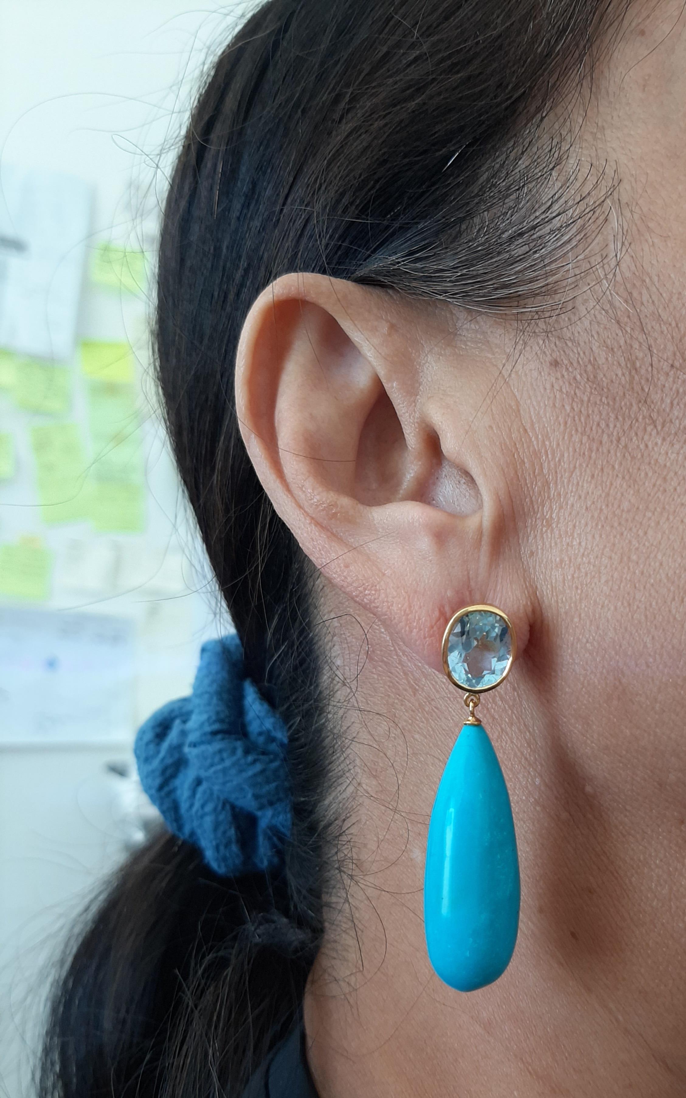 Simple chic  avec une paire de boucles d'oreilles à facettes  Ovale  Forme Topaze bleue taille 8x 10 mm sertie dans un chaton en or jaune massif 14 kt  sur le dessus et 2 turquoises rondes véritables mesurant 13x33 mm sur le dessous.

En 1978, notre