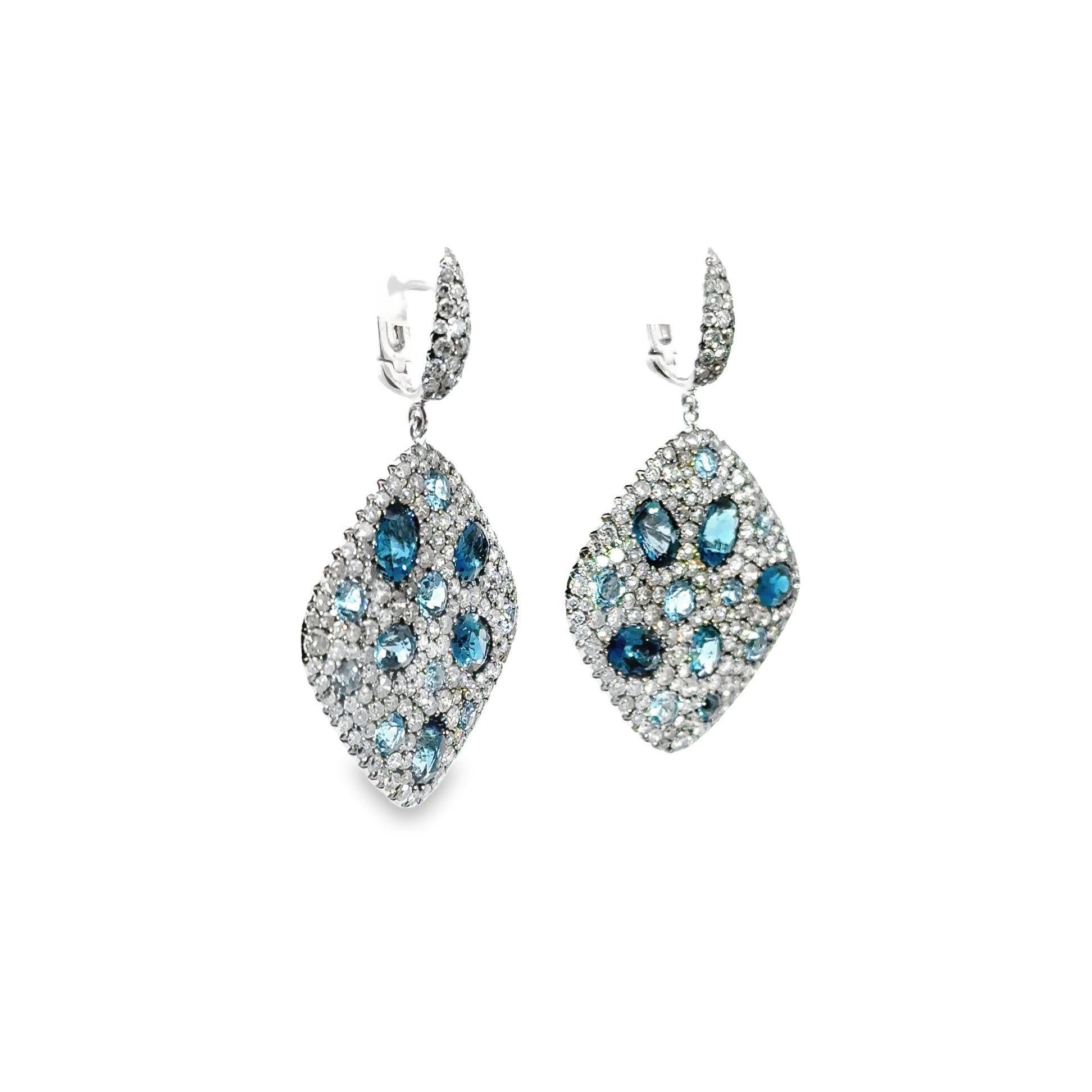 Schmücken Sie sich mit diesen exquisiten blauen Ohrringen, die mit 7,75 Karat schillernden Diamanten im Rundschliff besetzt sind. Der tiefe Farbton des blauen Topas mit einem Gewicht von 9,70 Karat sorgt für eine fesselnde Dynamik, die die Blicke