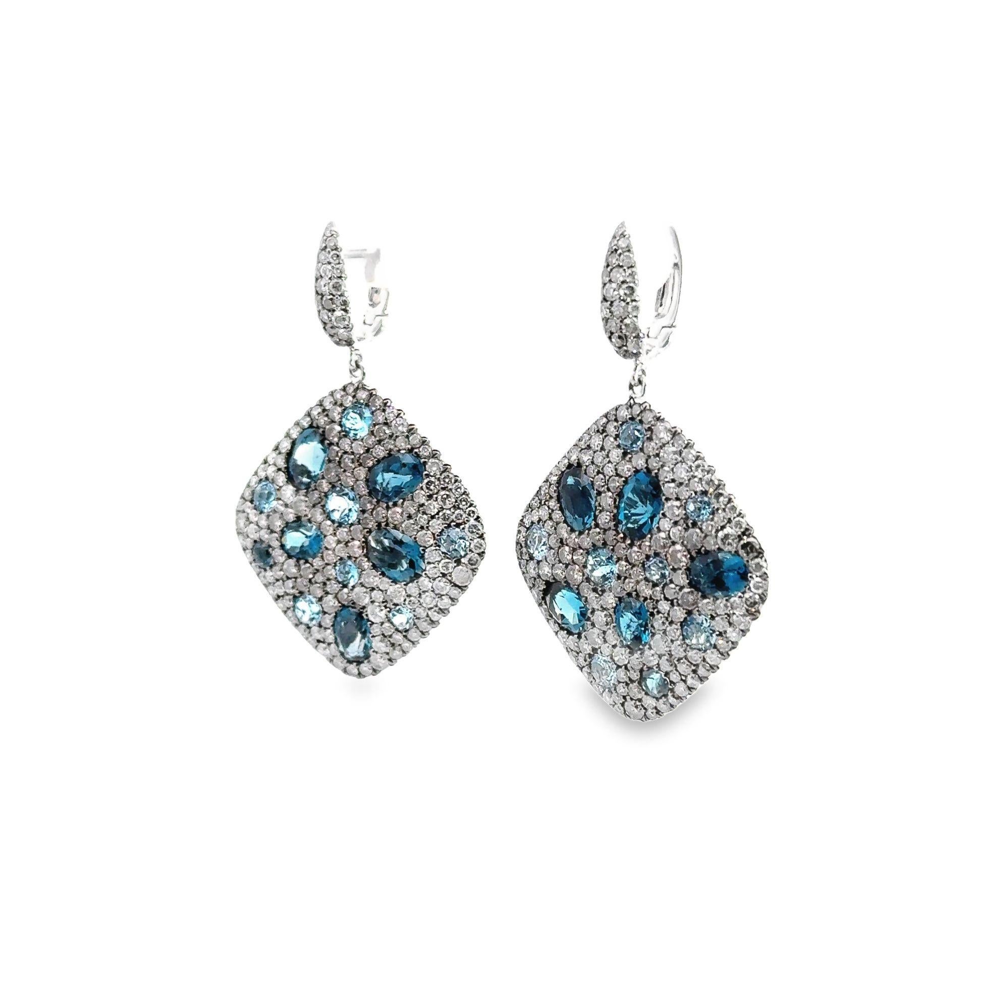 Taille ovale Boucles d'oreilles pendantes en or blanc 18k avec topaze bleue et diamant serti clos en vente