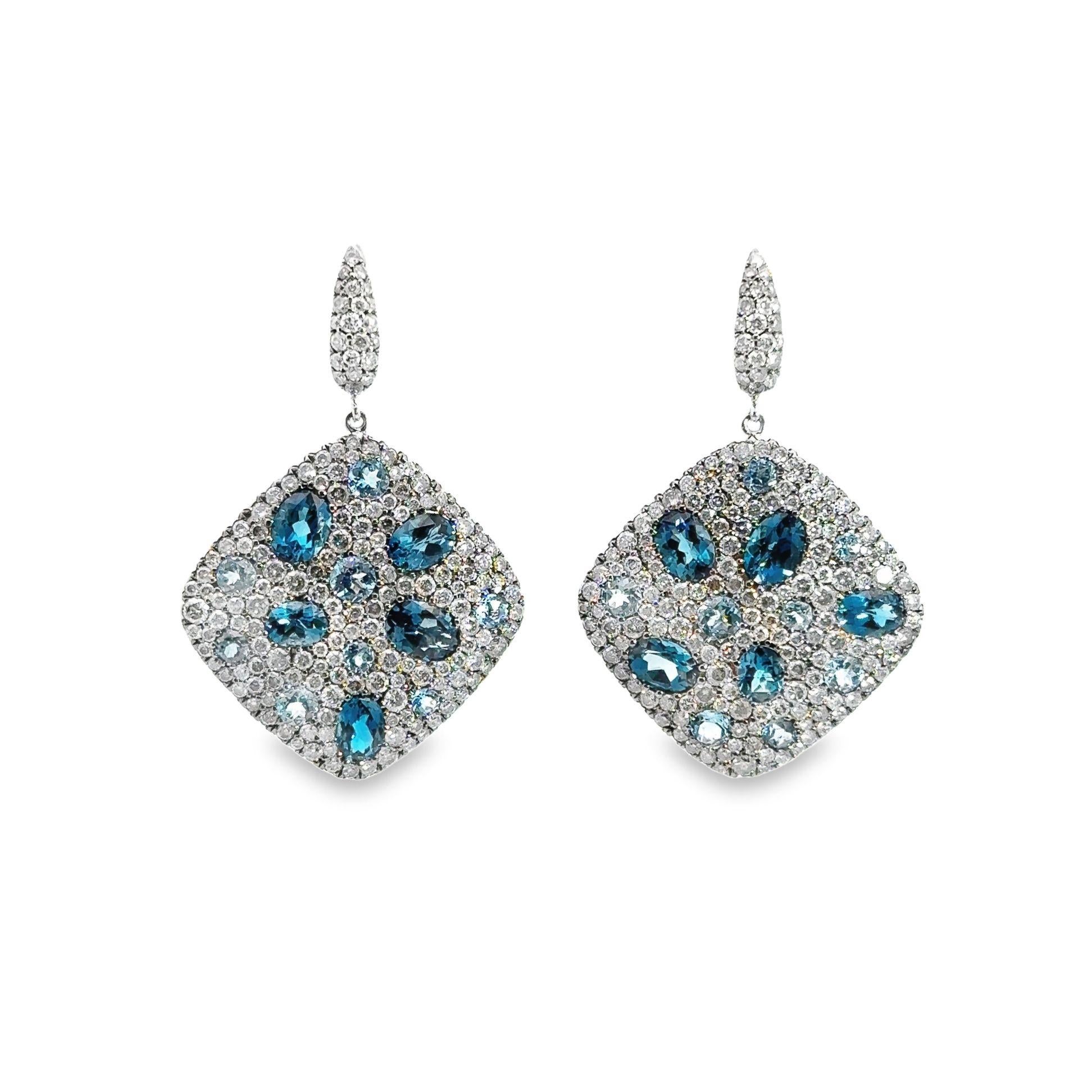 Boucles d'oreilles pendantes en or blanc 18k avec topaze bleue et diamant serti clos Neuf - En vente à Beverly Hills, CA
