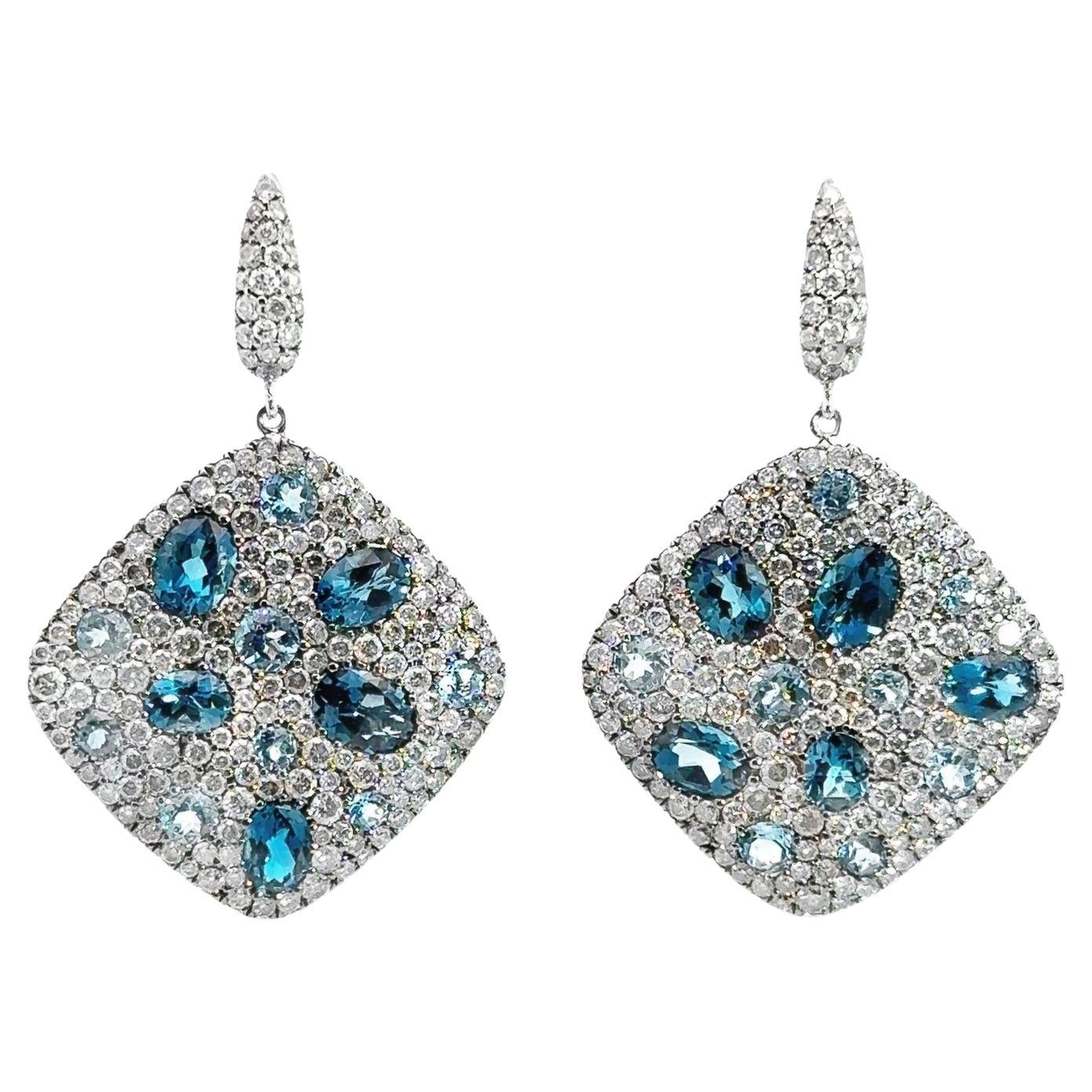 Boucles d'oreilles pendantes en or blanc 18k avec topaze bleue et diamant serti clos en vente