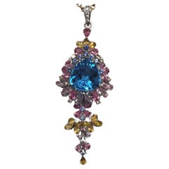 Pendentif en or blanc 18 carats avec topaze bleue et saphir fantaisie