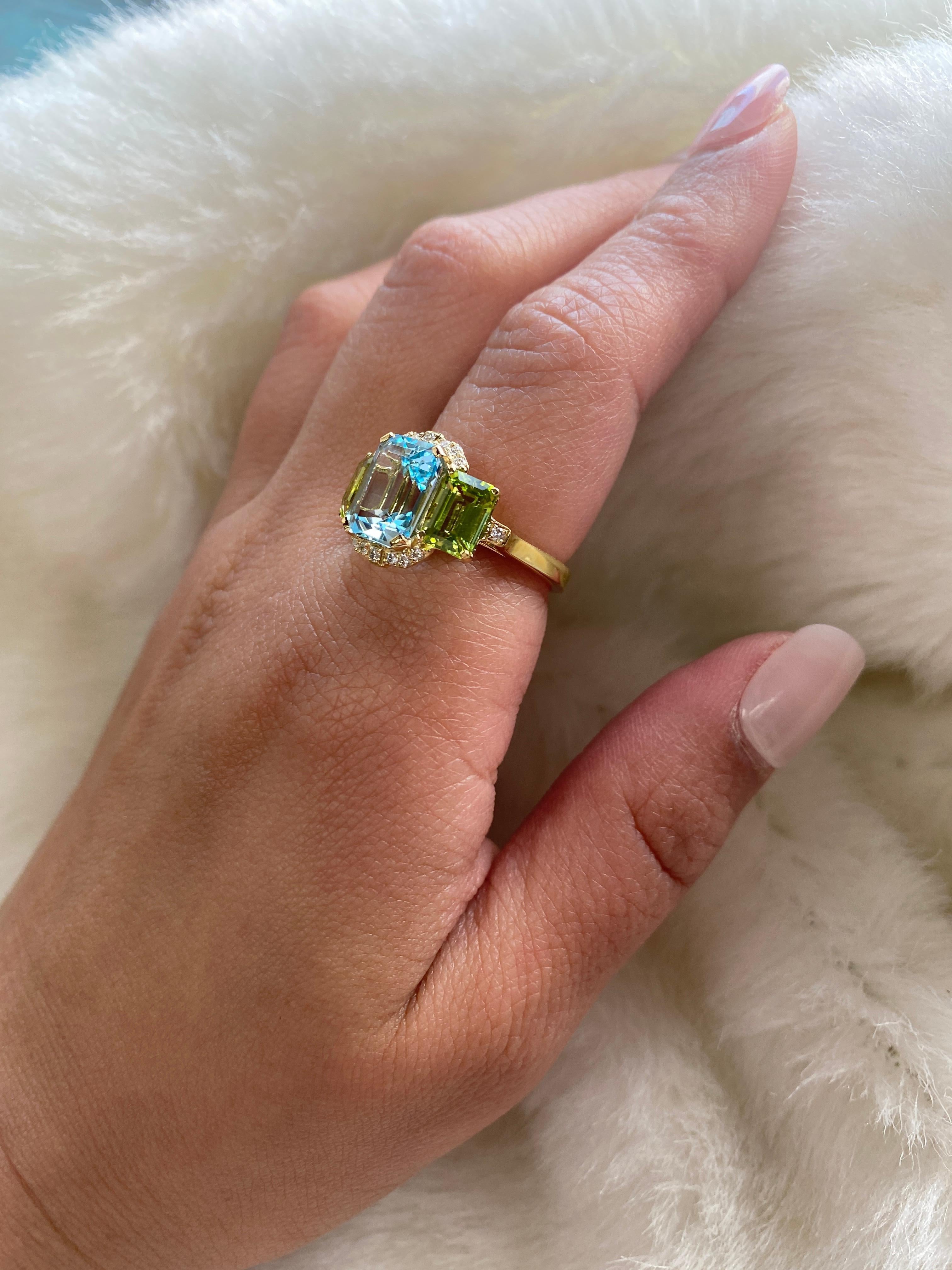 Ring aus blauem Goshwara-Topas und Peridot mit 3 Steinen im Smaragdschliff und Diamanten (Zeitgenössisch) im Angebot