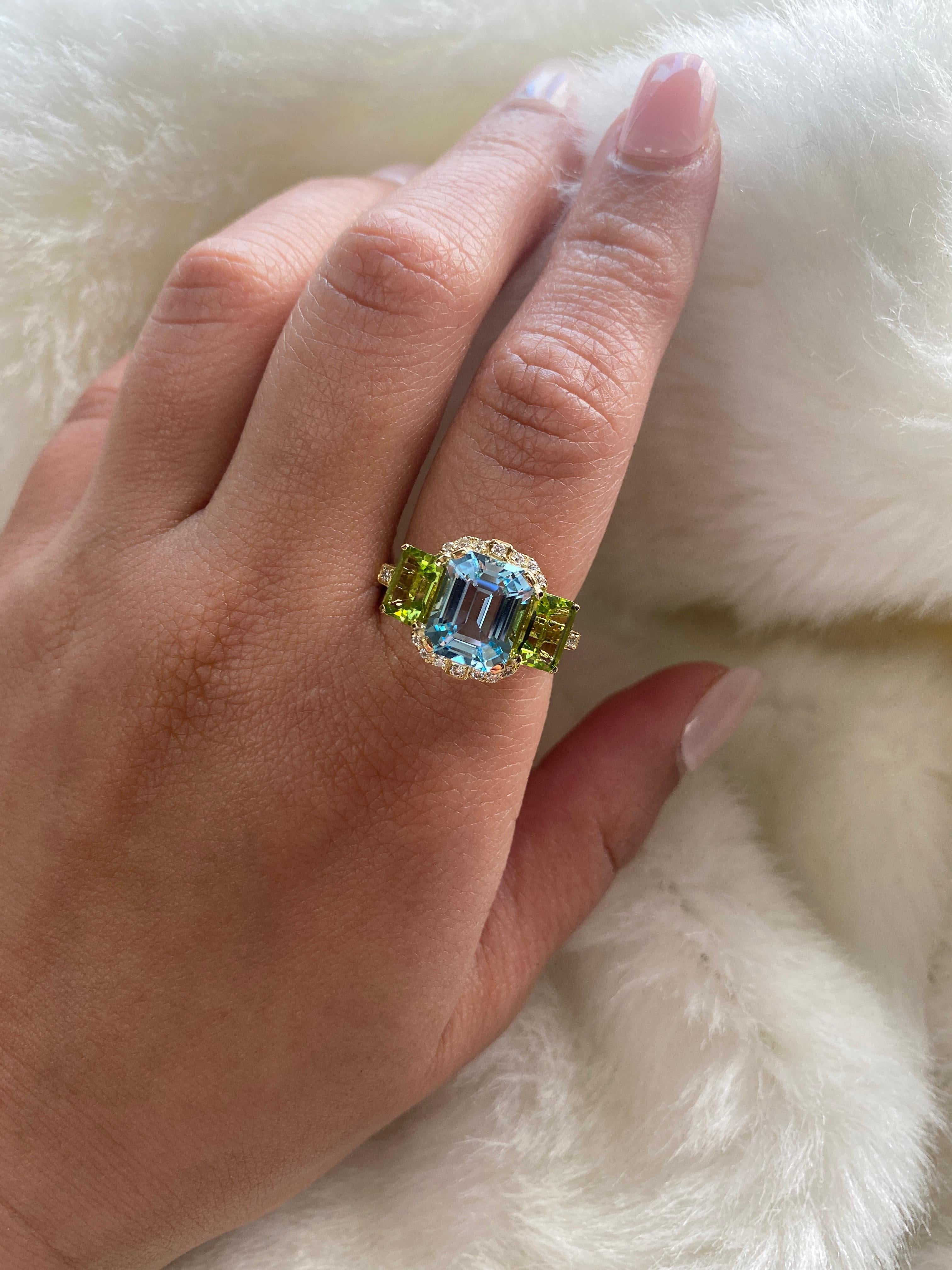 Ring aus blauem Goshwara-Topas und Peridot mit 3 Steinen im Smaragdschliff und Diamanten im Zustand „Neu“ im Angebot in New York, NY