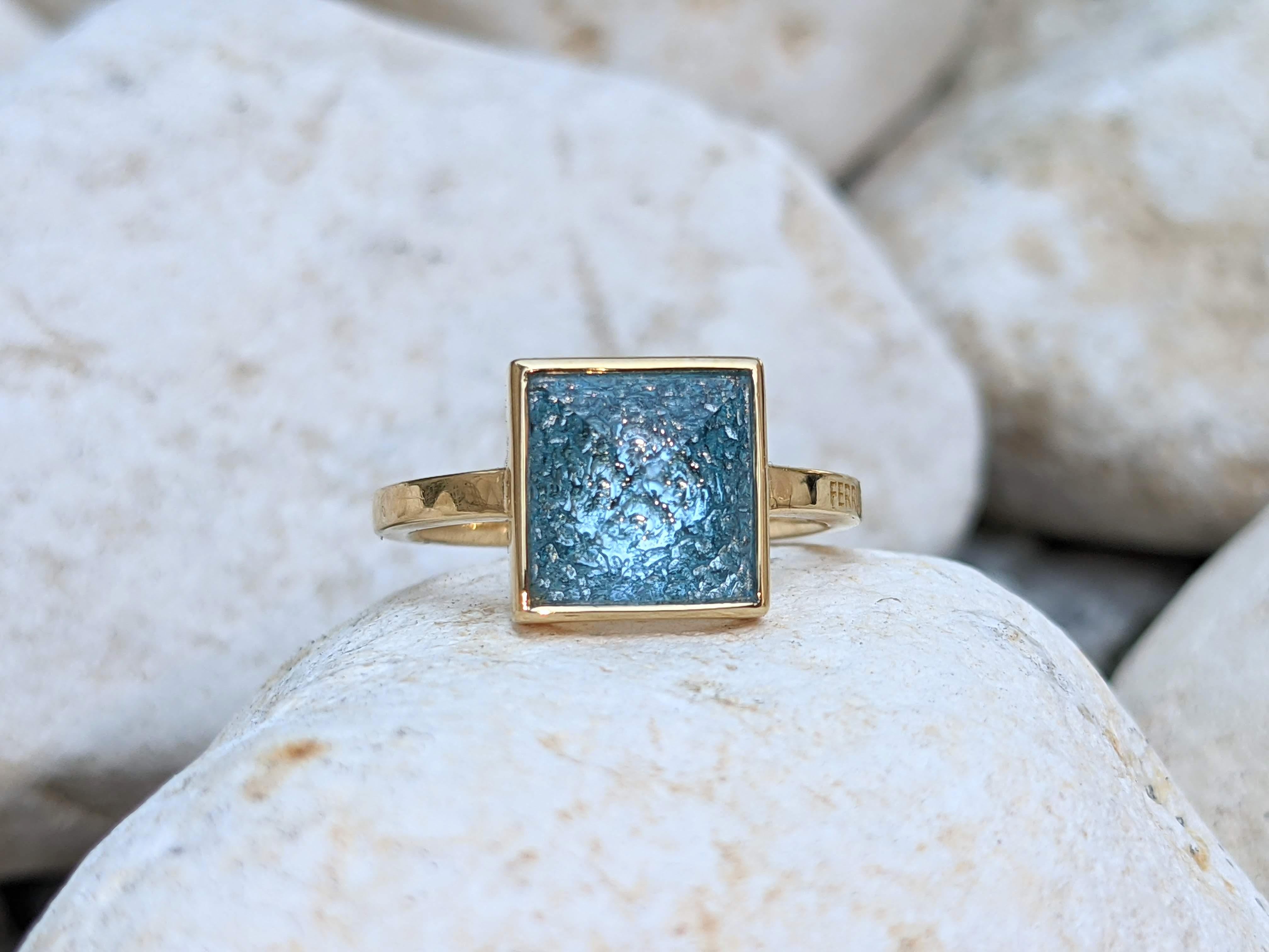 Blue Topaz Pyramid 18k Yellow Gold Ring In New Condition In New York, NY
