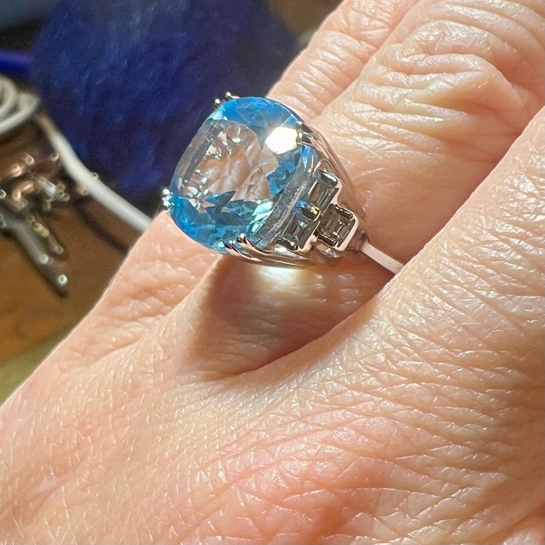 Bague en or blanc 18 carats avec topaze bleue 9,08 carats et diamants 0,20 carat en vente 4