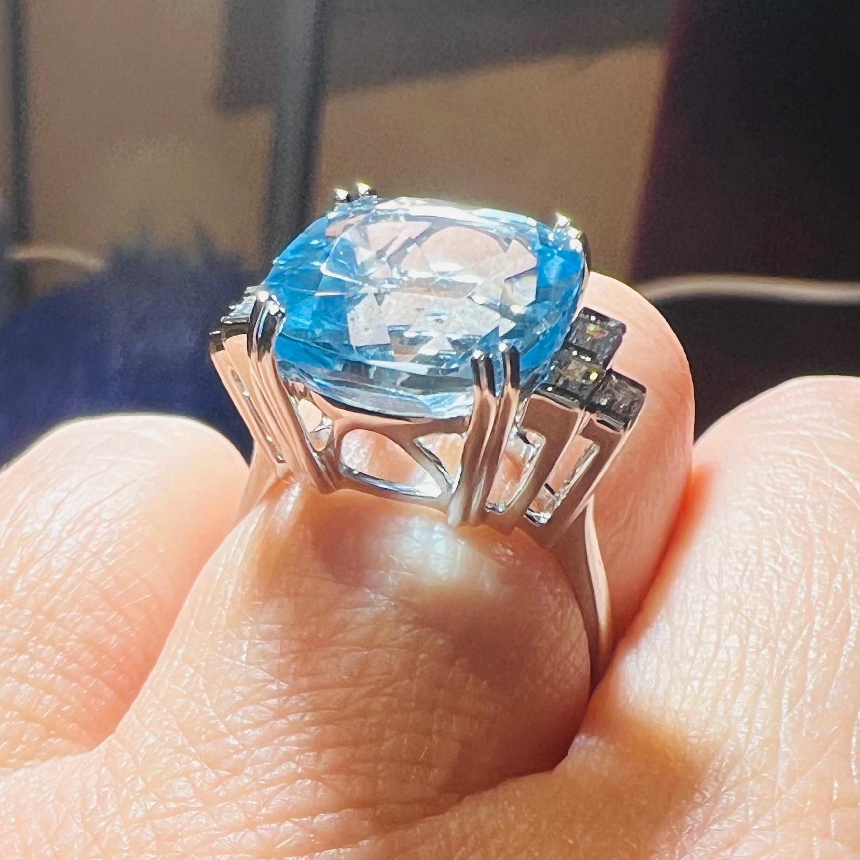 Bague en or blanc 18 carats avec topaze bleue 9,08 carats et diamants 0,20 carat en vente 5