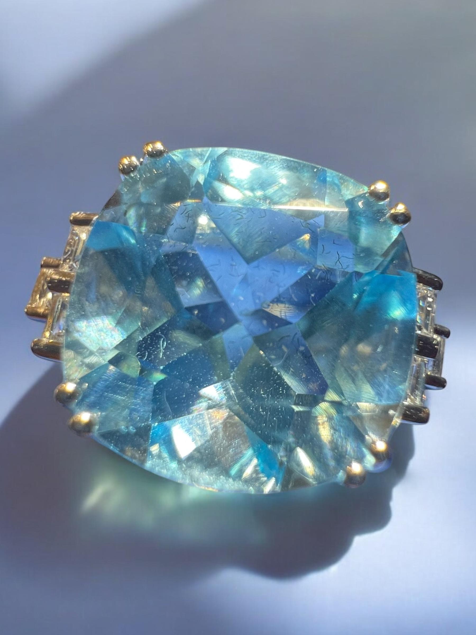 Bague en or blanc 18 carats avec topaze bleue 9,08 carats et diamants 0,20 carat en vente 9