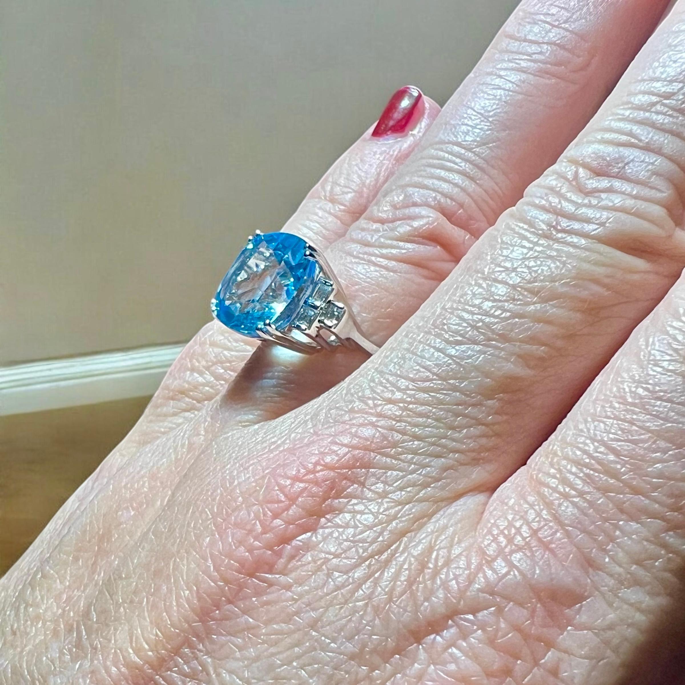 Art déco Bague en or blanc 18 carats avec topaze bleue 9,08 carats et diamants 0,20 carat en vente