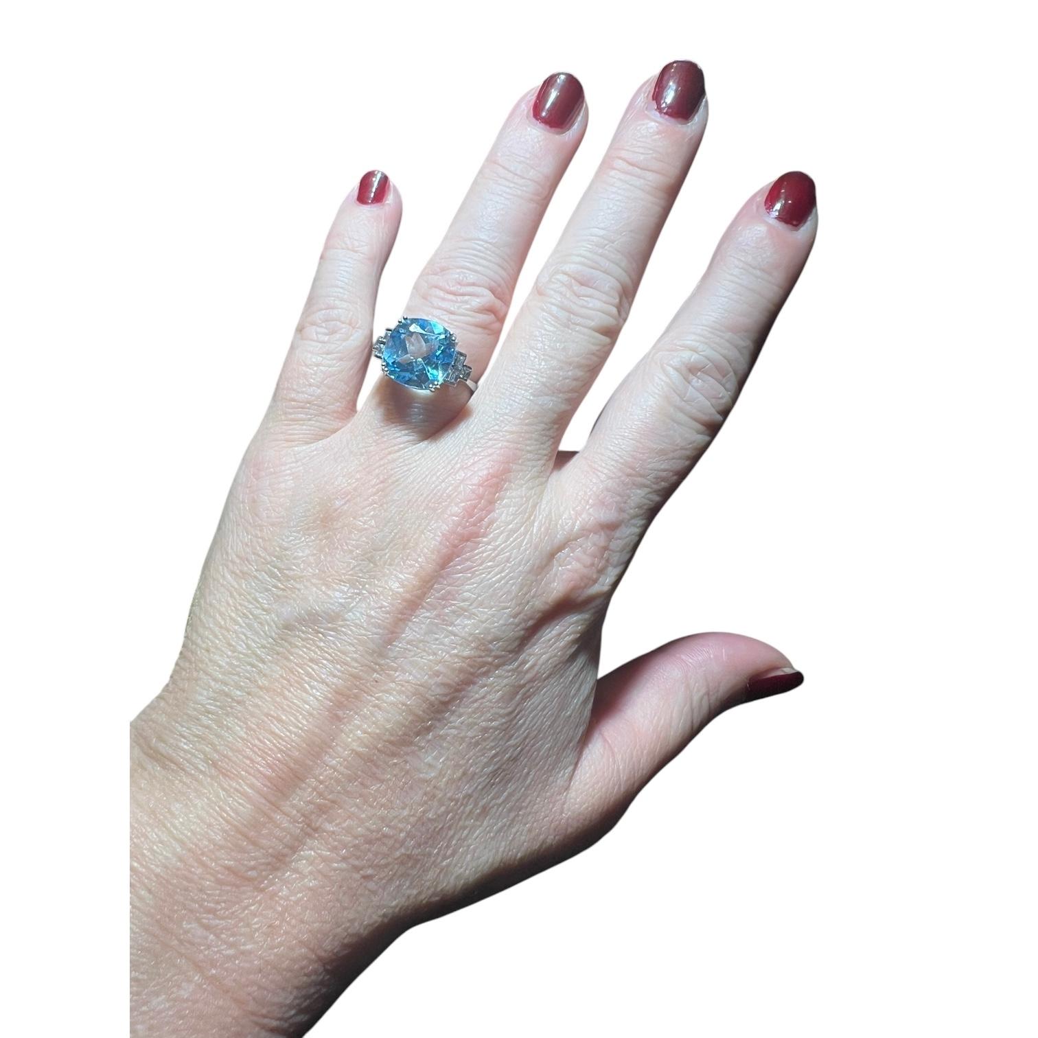 Taille mixte Bague en or blanc 18 carats avec topaze bleue 9,08 carats et diamants 0,20 carat en vente