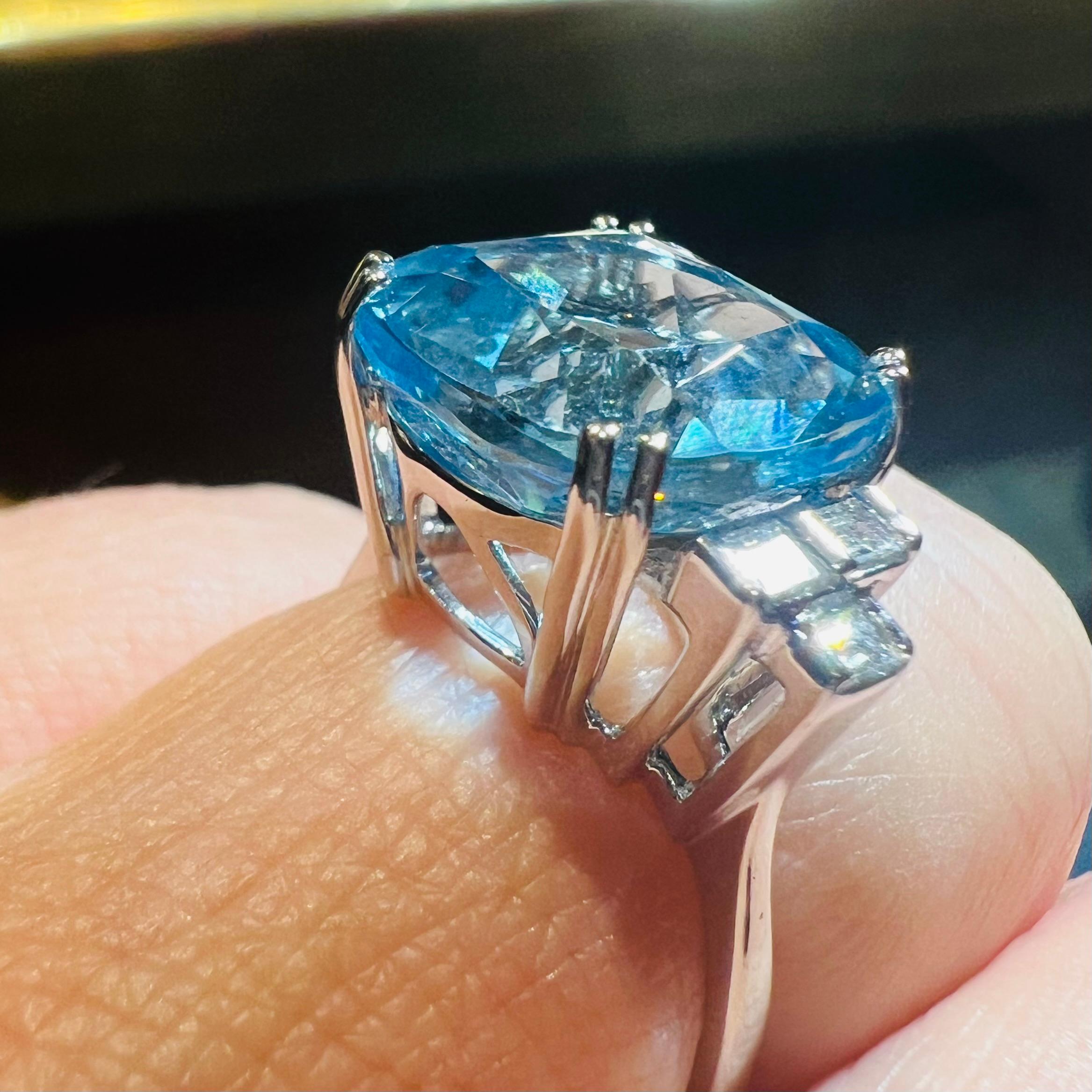 Bague en or blanc 18 carats avec topaze bleue 9,08 carats et diamants 0,20 carat Pour femmes en vente