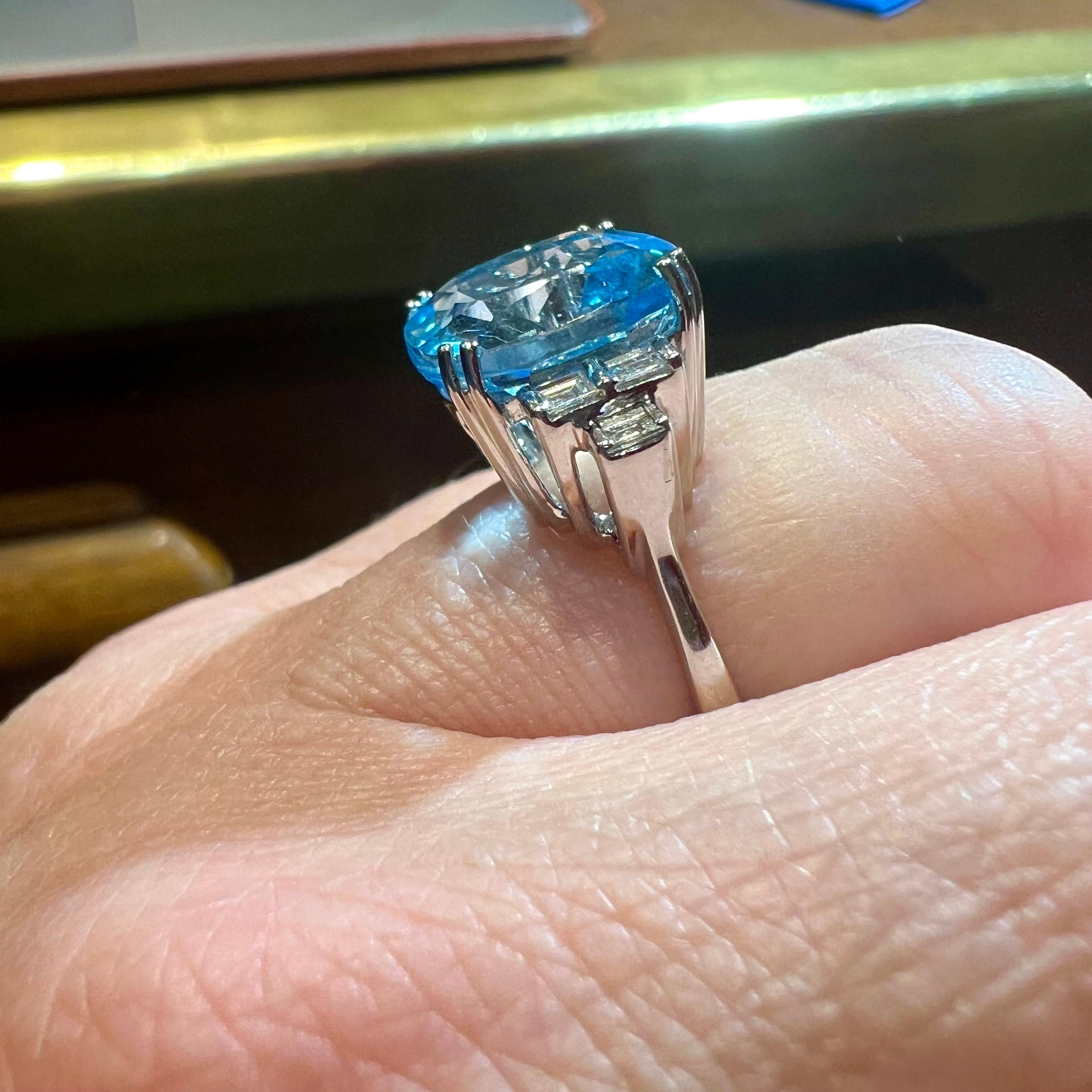 Bague en or blanc 18 carats avec topaze bleue 9,08 carats et diamants 0,20 carat en vente 1