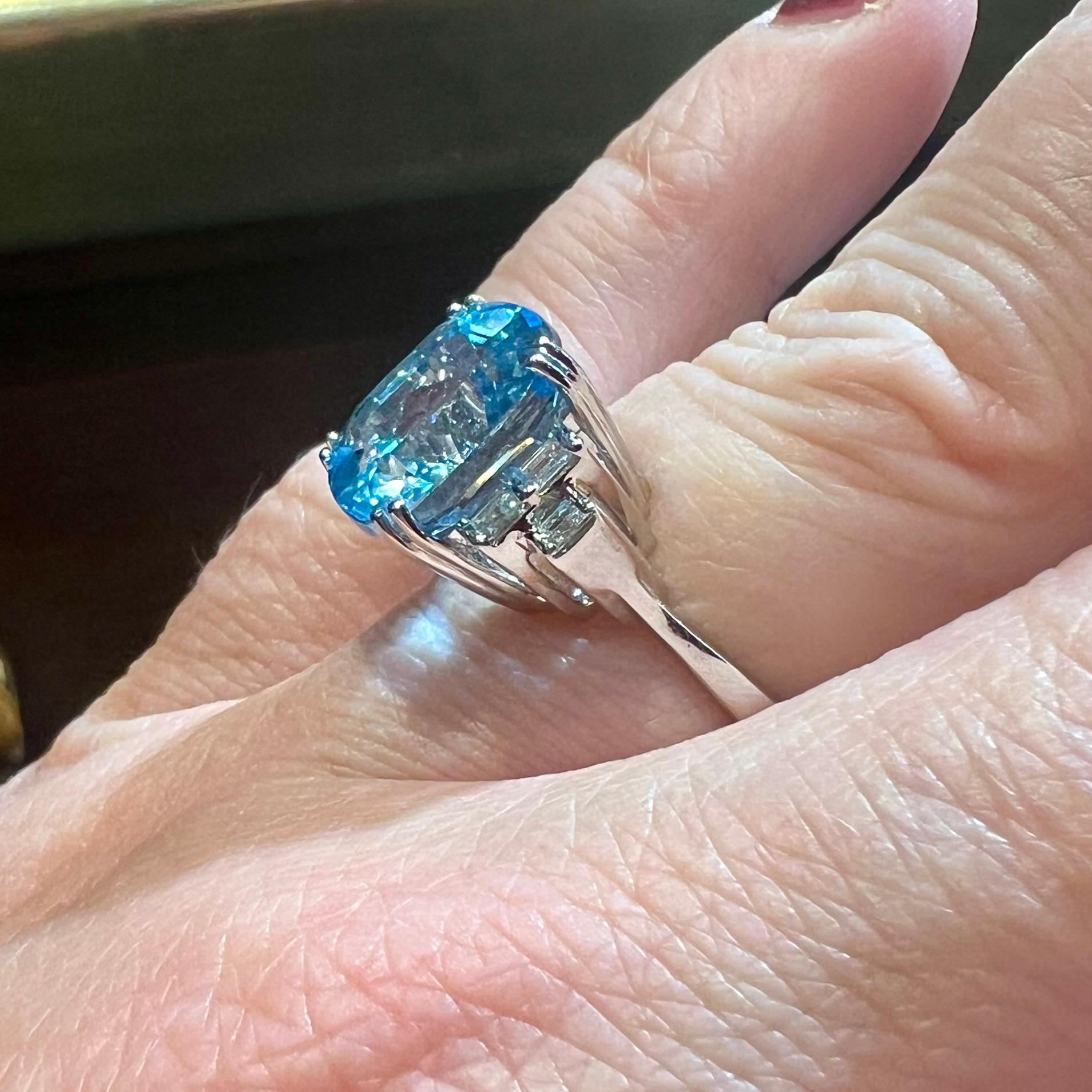 Bague en or blanc 18 carats avec topaze bleue 9,08 carats et diamants 0,20 carat en vente 2