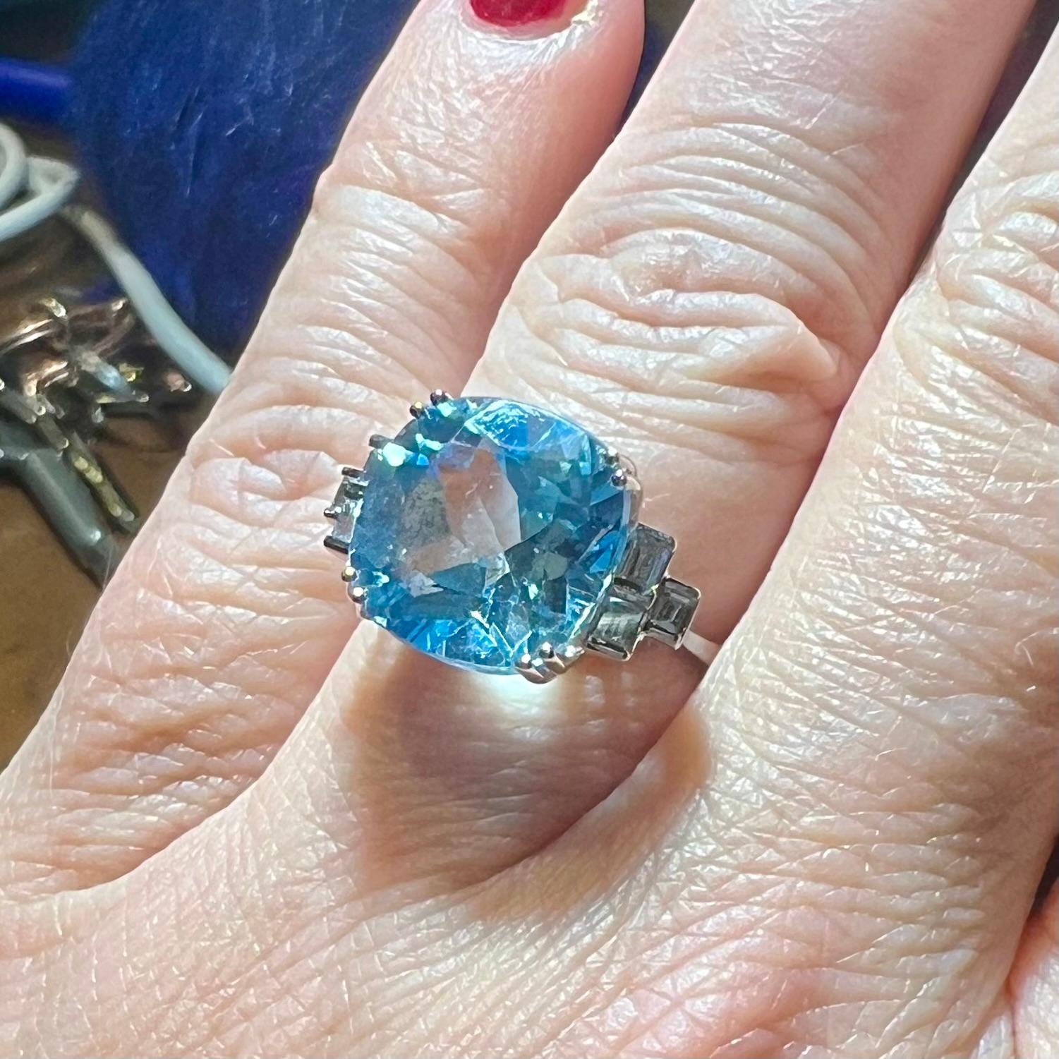 Bague en or blanc 18 carats avec topaze bleue 9,08 carats et diamants 0,20 carat en vente 3