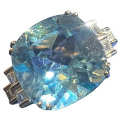 Bague en or blanc 18 carats avec topaze bleue 9,08 carats et diamants 0,20 carat