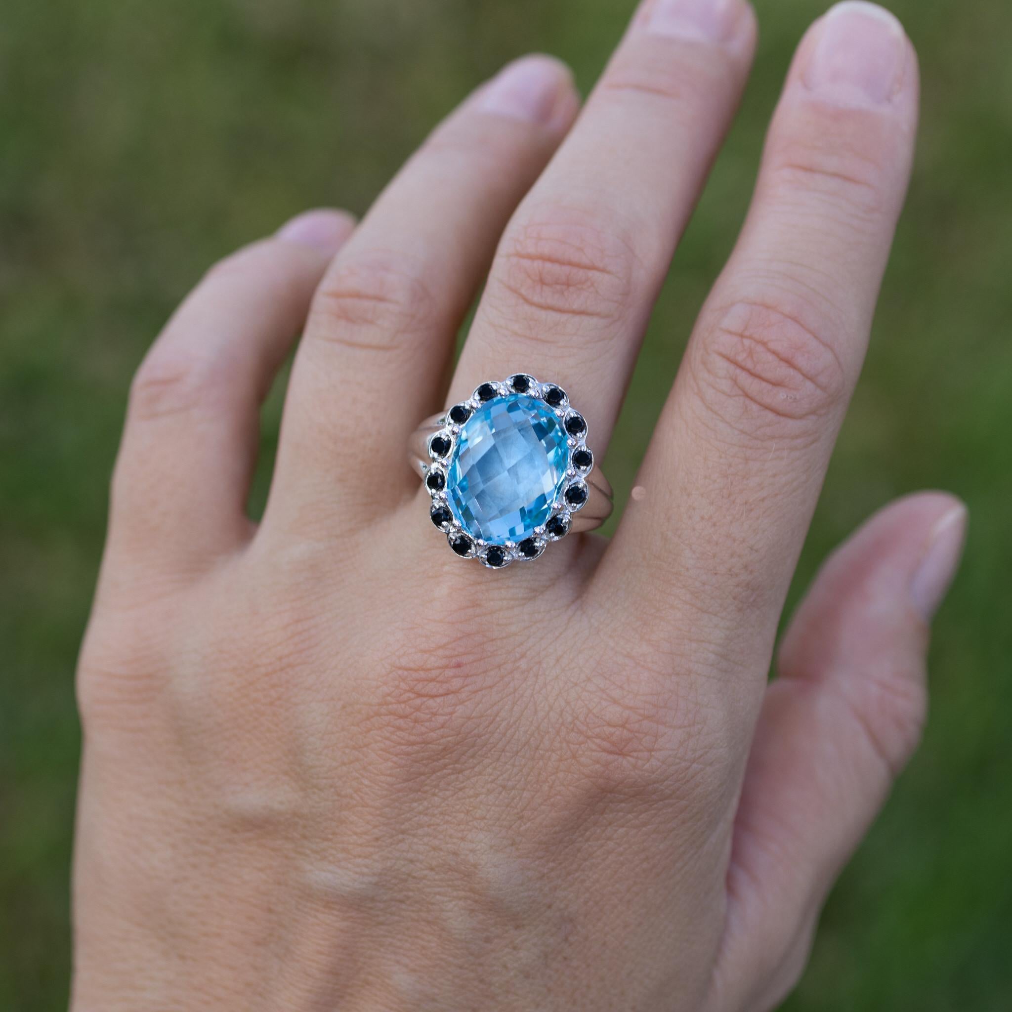 Il est accompagné d'une évaluation gemmologique par la GIA (GG/AJP).
Toutes les pierres précieuses sont naturelles.
Topaze bleue = 11.90 carats
14 spinelles noirs = 0,54 carats
Métal : Argent sterling plaqué rhodium
Taille de la bague : 8 US
Le