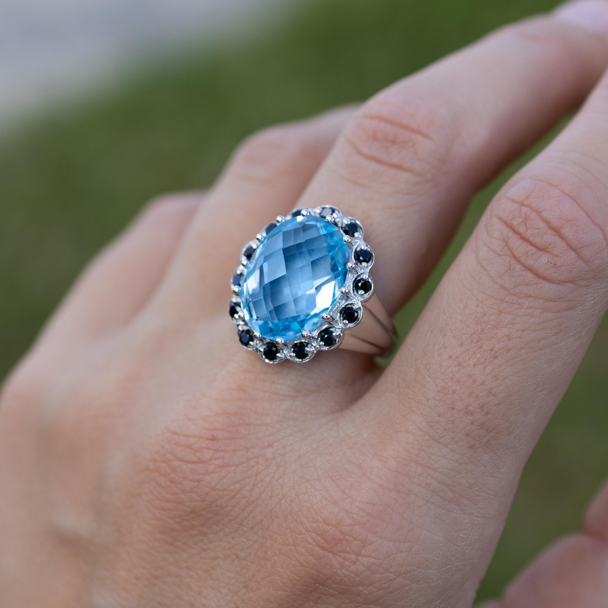 Anillo Topacio Azul Espinela Negra 12,4 Quilates Plata de Ley Contemporáneo en venta