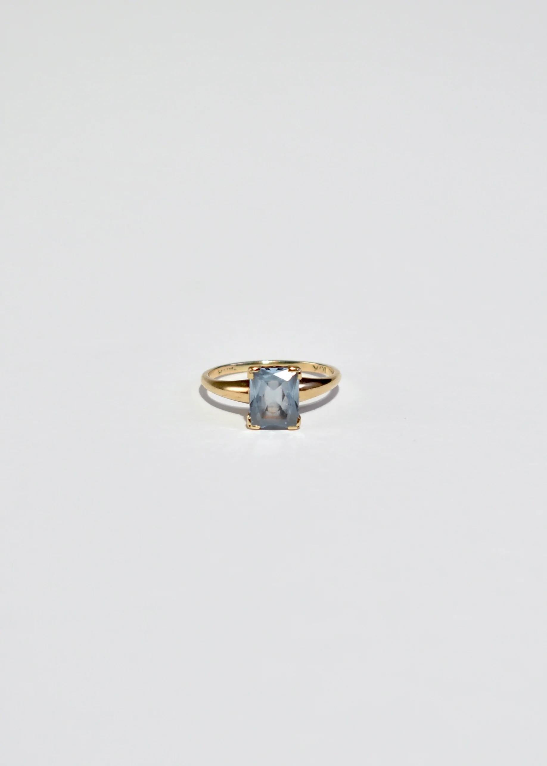 Vintage gold ring with a square faceted blue topaz stone. Stamped 10k.

Material: 10k gold, blue topaz.

