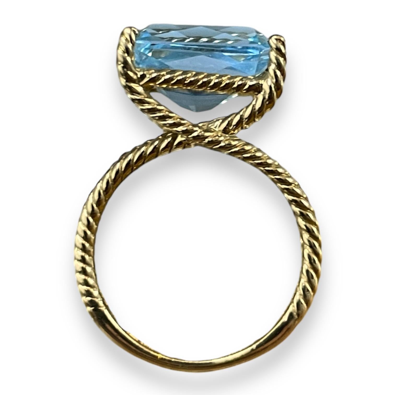 Art déco Bague en or jaune massif avec topaze bleue et anneau en forme de corde Taille 6 en vente