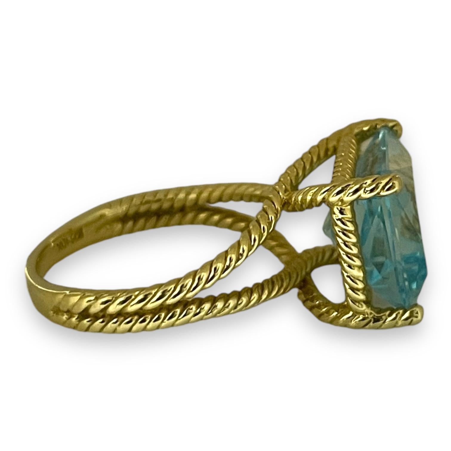 Taille radiant Bague en or jaune massif avec topaze bleue et anneau en forme de corde Taille 6 en vente