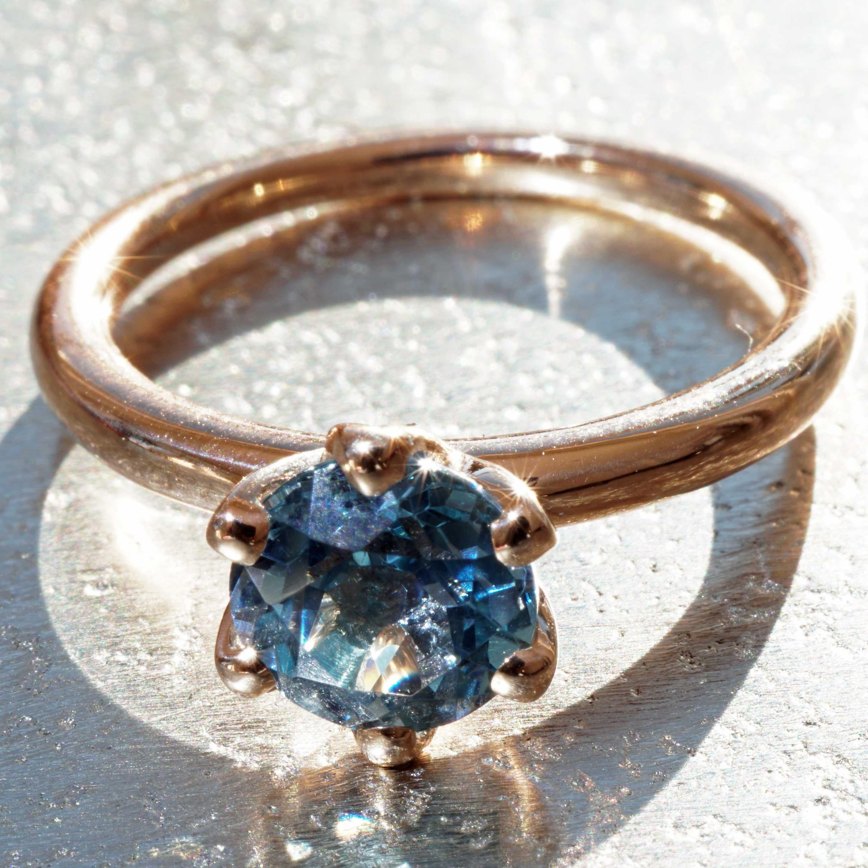 finest goldsmith's work from Italy, combination ring with a round faceted blue topaz of 7 mm, approx. 1.77 ct, great brilliance, perfectly cut for a lot of brilliance, fashionable underlay made of crown-shaped loops, 6 crabs, fashionable round band,