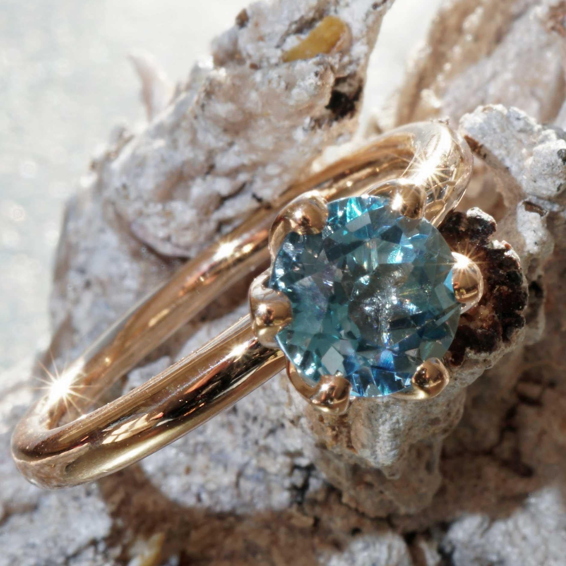 Blue Topaz Ring made in Valenza  finest Goldsmith´s Work Bestseller Combination In New Condition For Sale In Viena, Viena