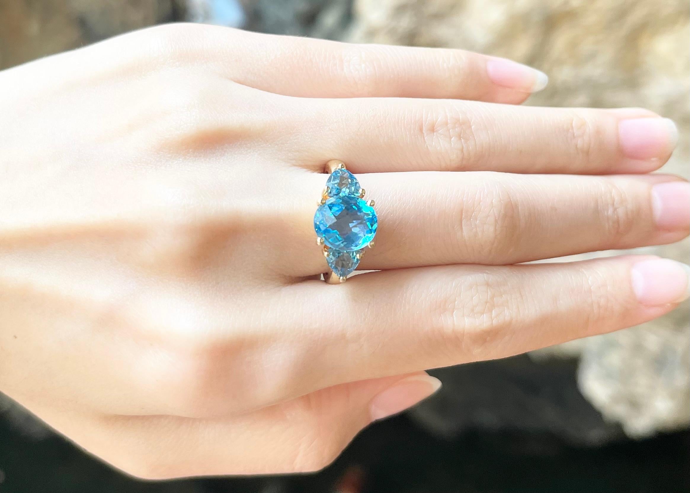 Contemporary Blue Topaz Ring set in 14K Gold Settings For Sale